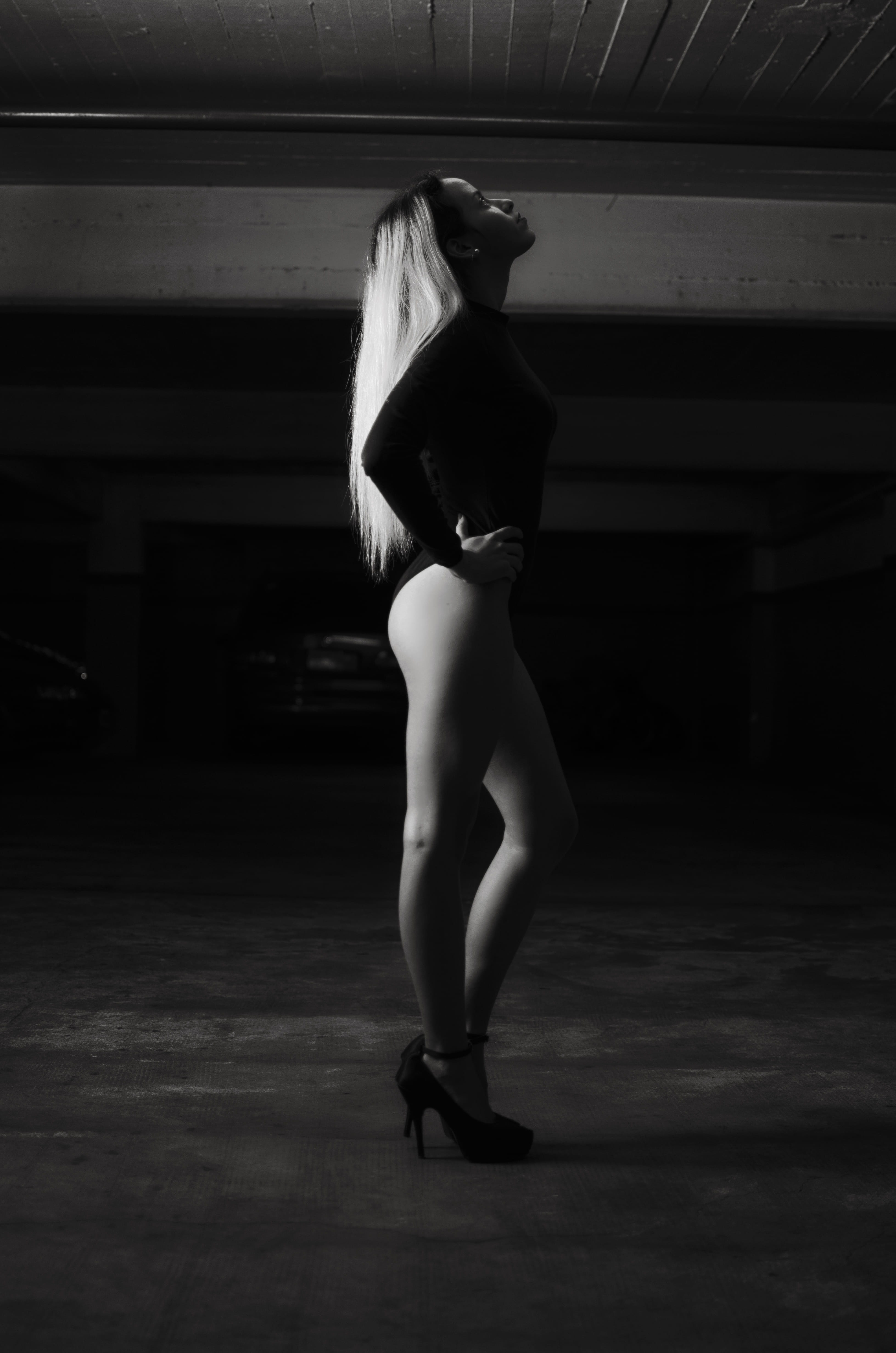 girl, full length, hairstyle, high heels, pump, blonde, lifestyles, black and white, standing, person, young adult, beauty, woman, wear, car park, heels, Phone HD Wallpaper