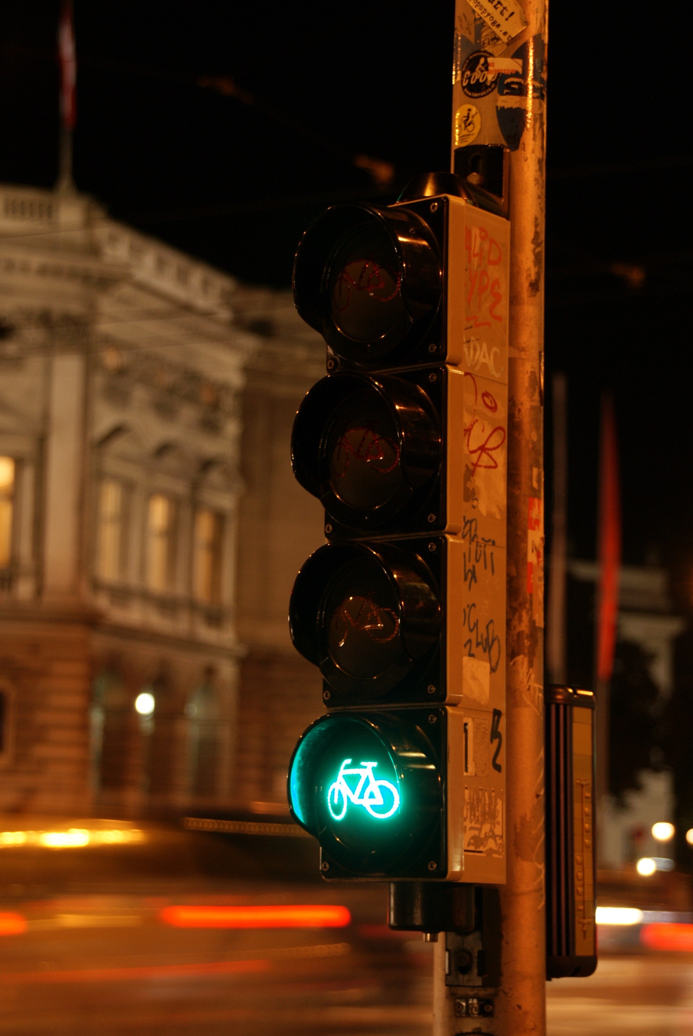architecture, guidance, 2K, architectural column, light, built structure, traffic lights, no people, street, city, cycle, lighting equipment, illuminated, Phone HD Wallpaper