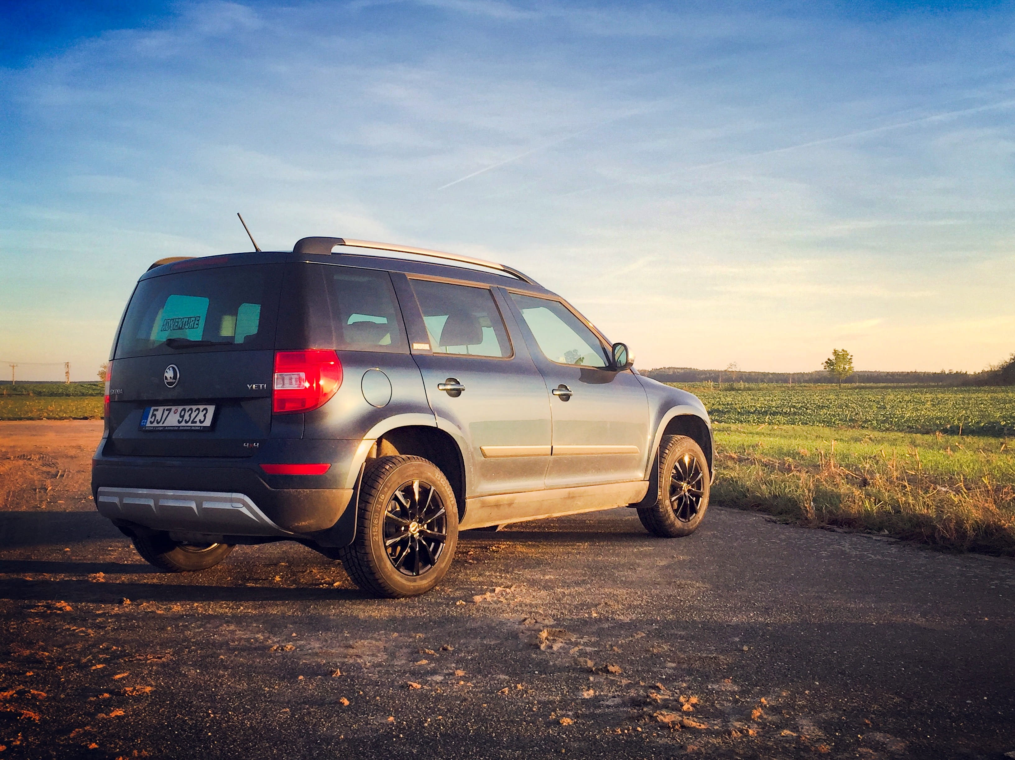 nové sady, outdoors, no people, motor vehicle, mode of transportation, sunset, landscape, škoda yeti, wheel, environment, land, sports utility vehicle, HD Wallpaper
