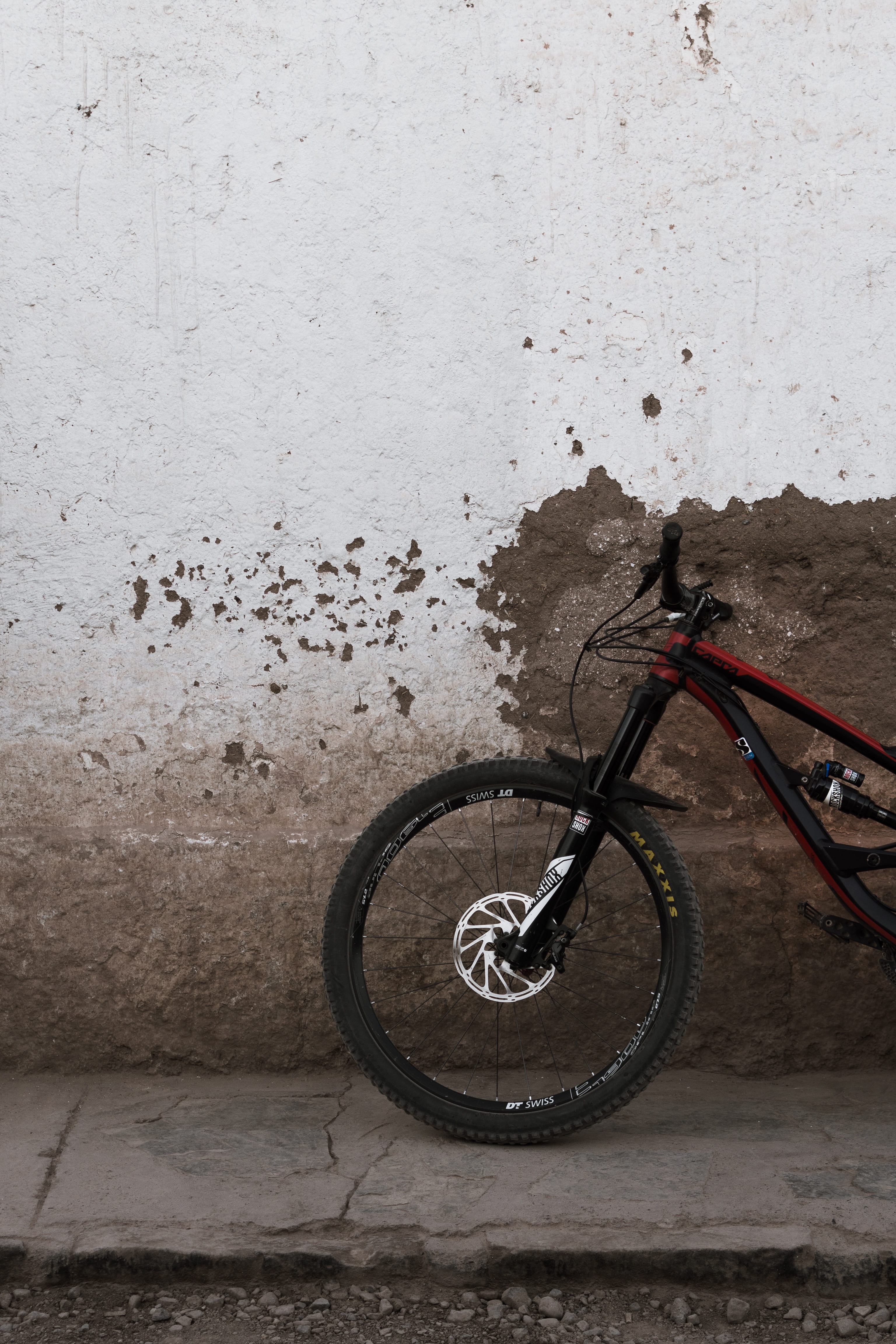 day, hardtail, architecture, damaged, red, footpath, wall, leaning, bicycle, transportation, black, building exterior, shock, wall - building feature, wheel, Phone HD Wallpaper