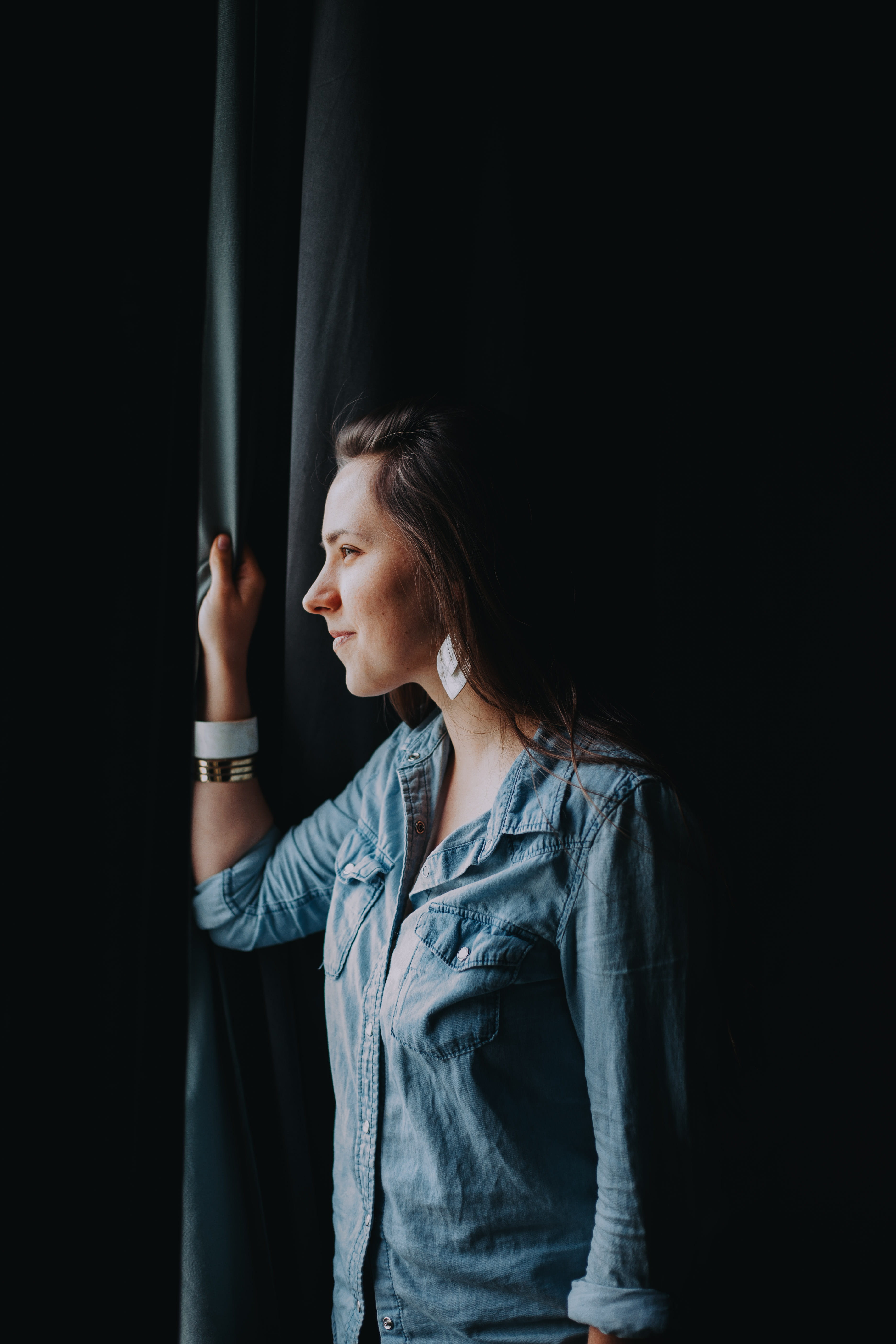 selective, leisure activity, outside, one person, denim, top, indoors, photo, hairstyle, real people, portrait, textile, 5K, chambray, young adult, side view, Phone HD Wallpaper