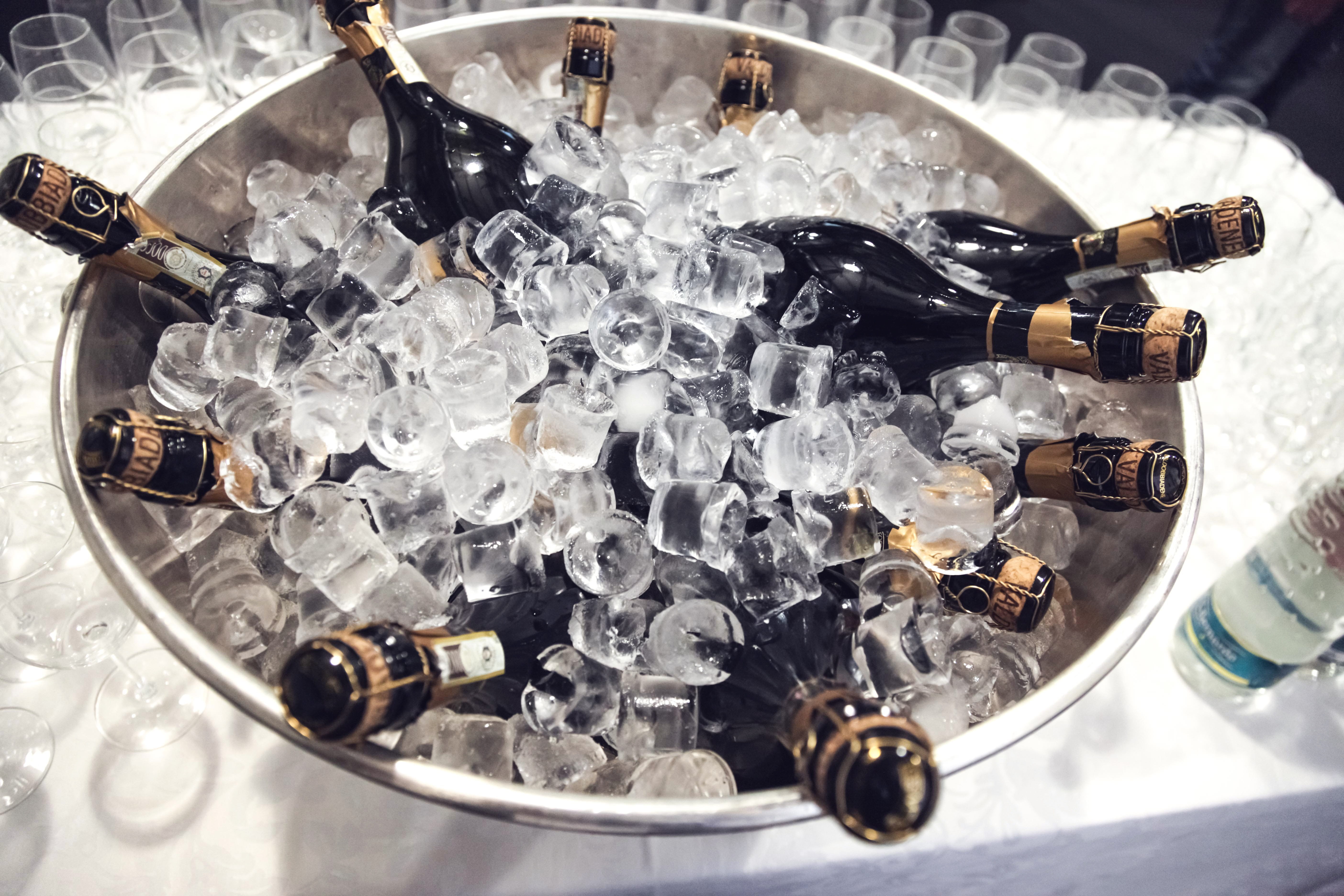 glass - material, transparent, party, ice cube, fizz, beverage, cocktail, frozen, container, celebrate, large group of objects, bottles, food and drink, HD Wallpaper