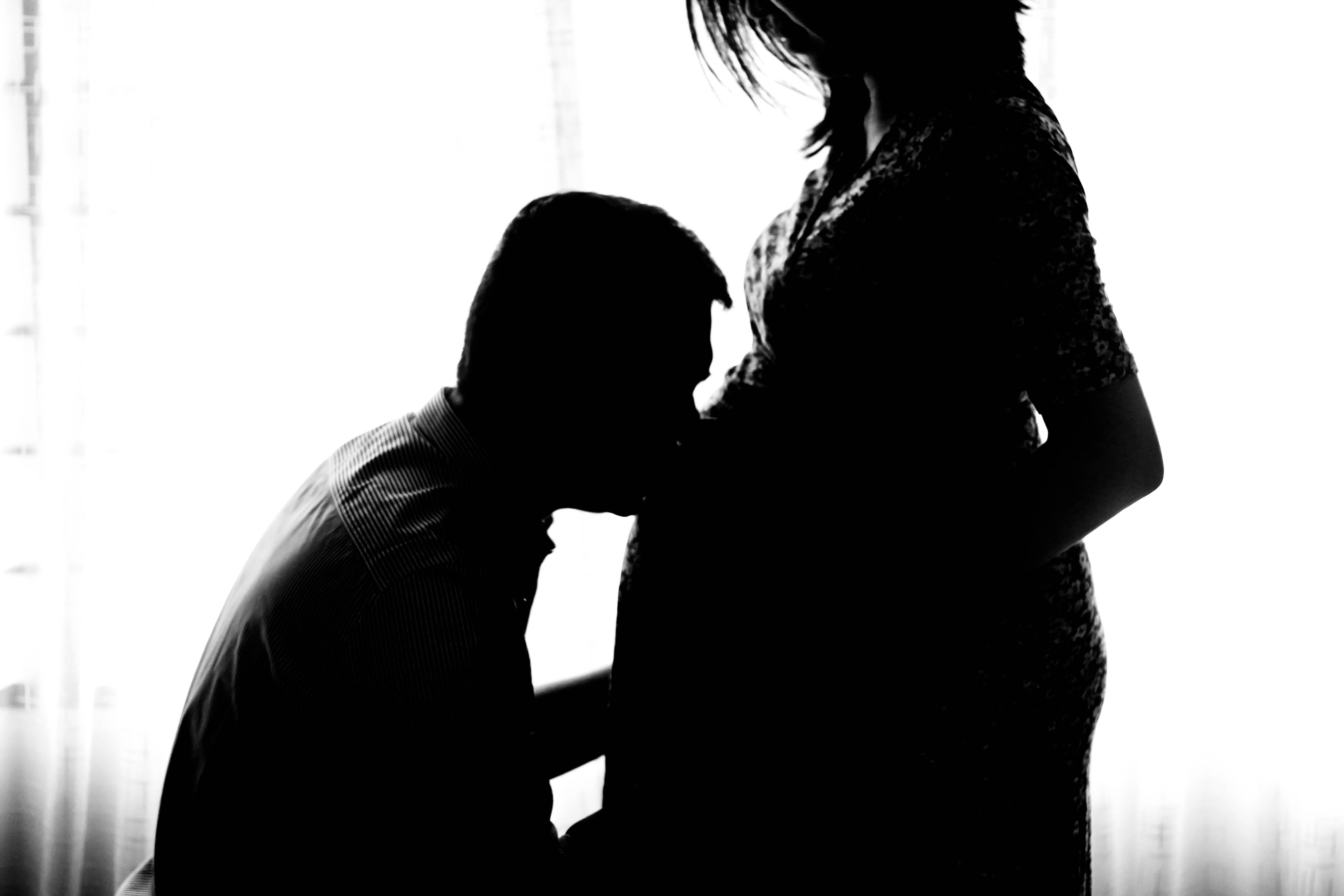 women, standing, couple - relationship, child, bonding, photo, pregnant woman, kiss, waist up, silhouette, real people, mother, pregnancy, 5K, love, kissing, HD Wallpaper