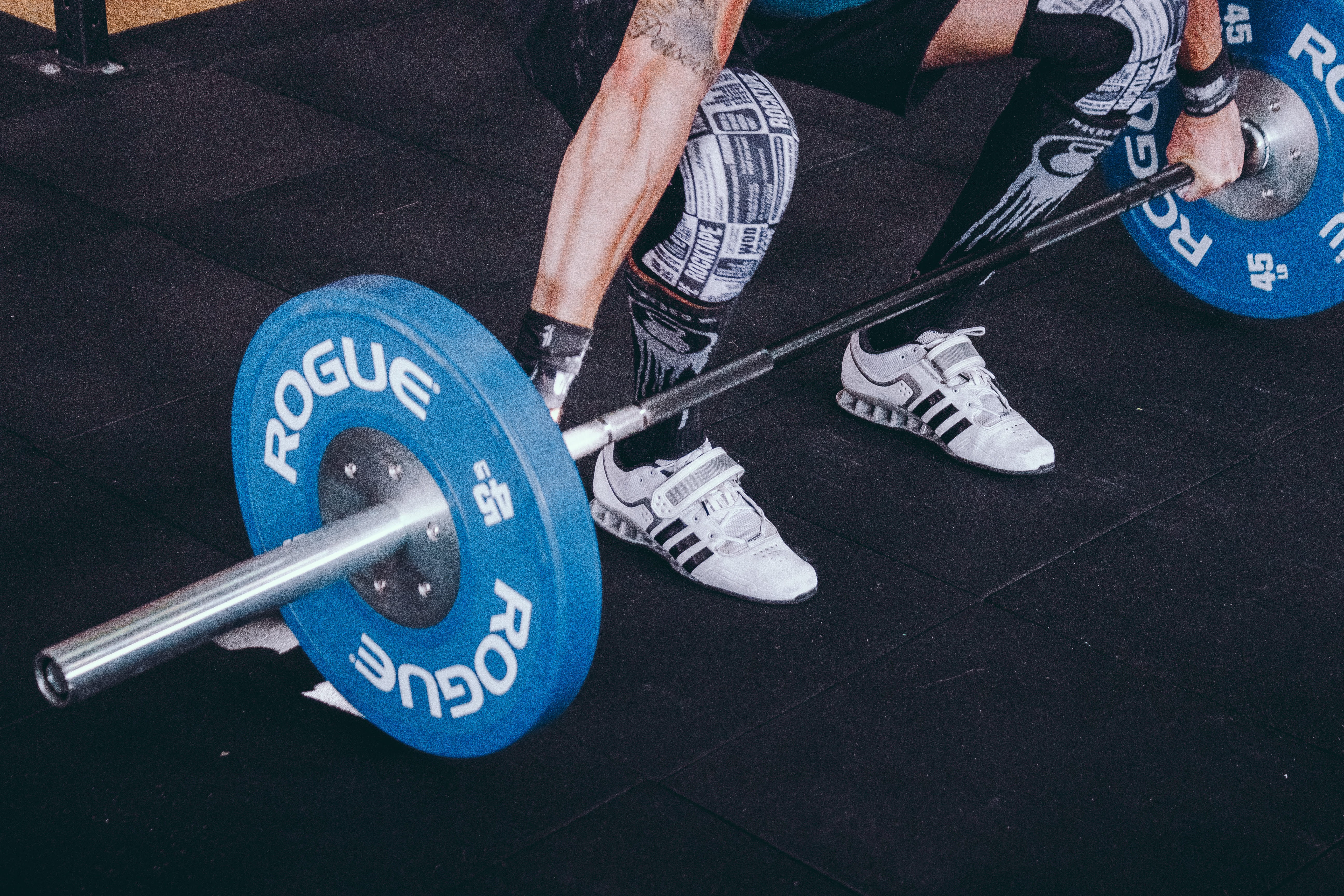 heavy, gambaru crossfit, bodybuilder, human foot, lifestyles, gym, shoe, footwear, holding, sports equipment, athlete, communication, bike, weightlifter, HD Wallpaper