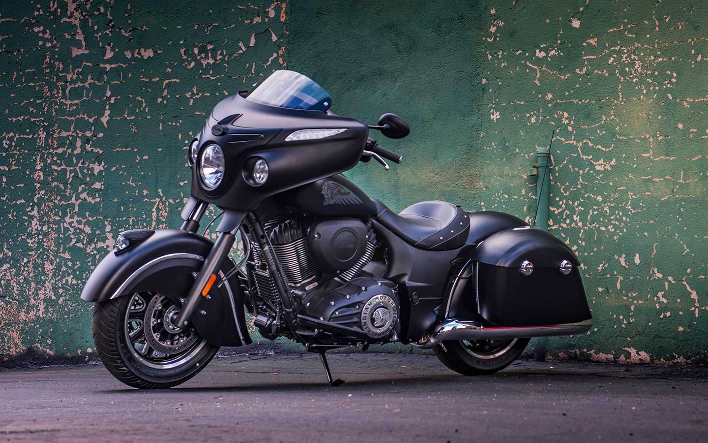 chieftain, stationary, dark, sidewalk, transportation, indian, motorcycle, architecture, parking, built structure, black, scooter, wall - building feature, HD Wallpaper