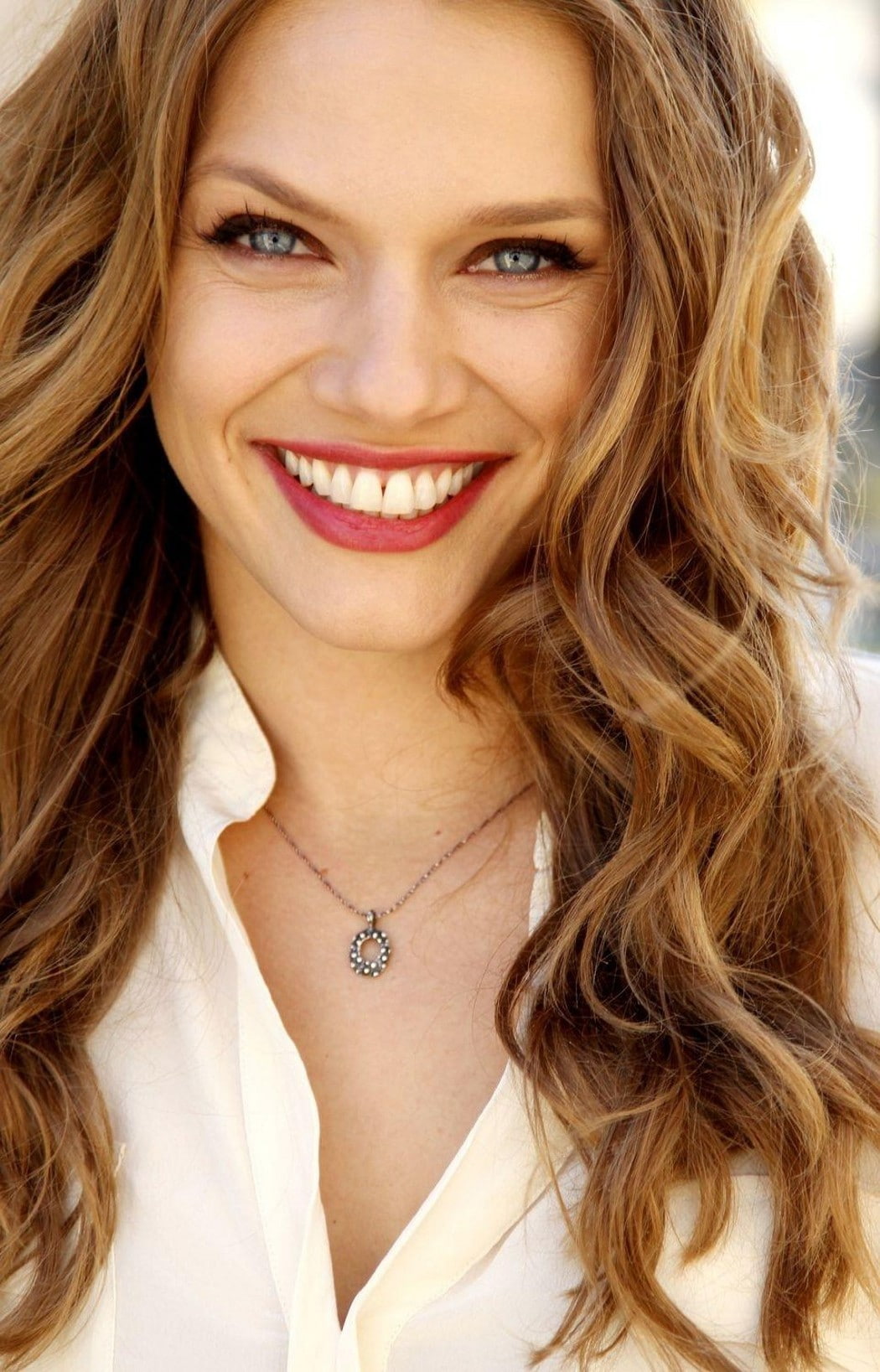 Tracy Spiridakos, 720P, Phone HD Wallpaper