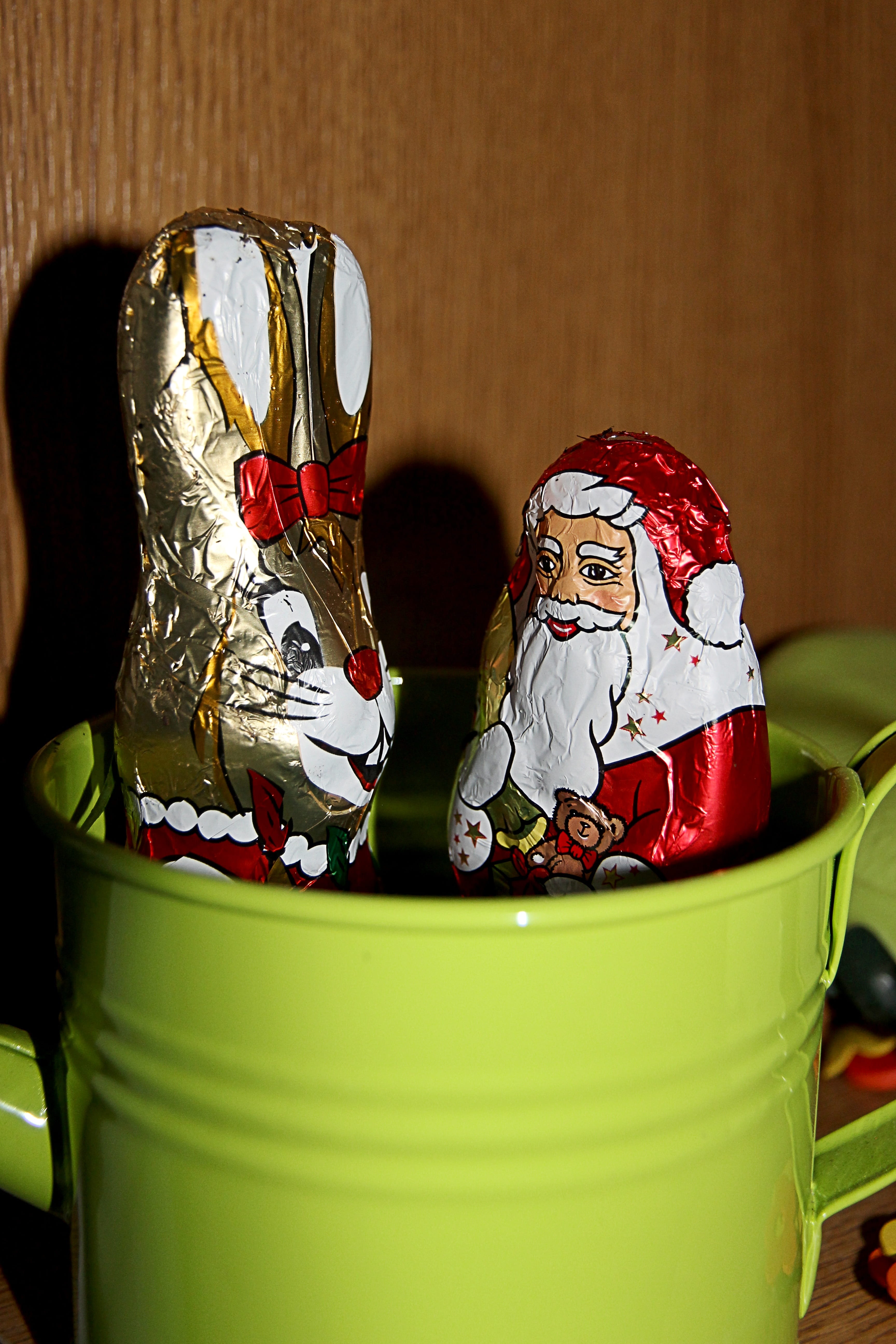 table, hare, unequal, human representation, easter bunny, Figure, holiday, day, pair, Christmas, food and drink, female likeness, Santa Claus, nicholas, Phone HD Wallpaper