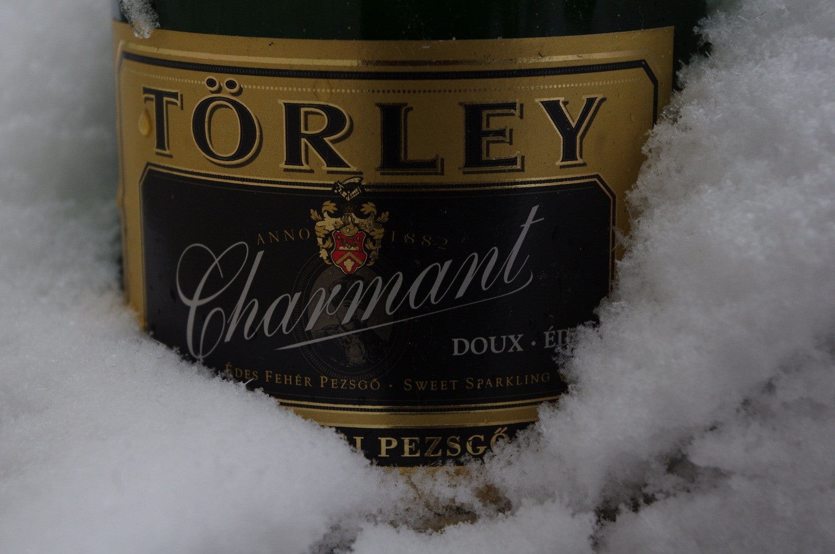 script, champagne, 720P, still life, sign, alcohol, no people, indoors, text, container, information, close-up, capital letter, label, Hungarian, western script, HD Wallpaper