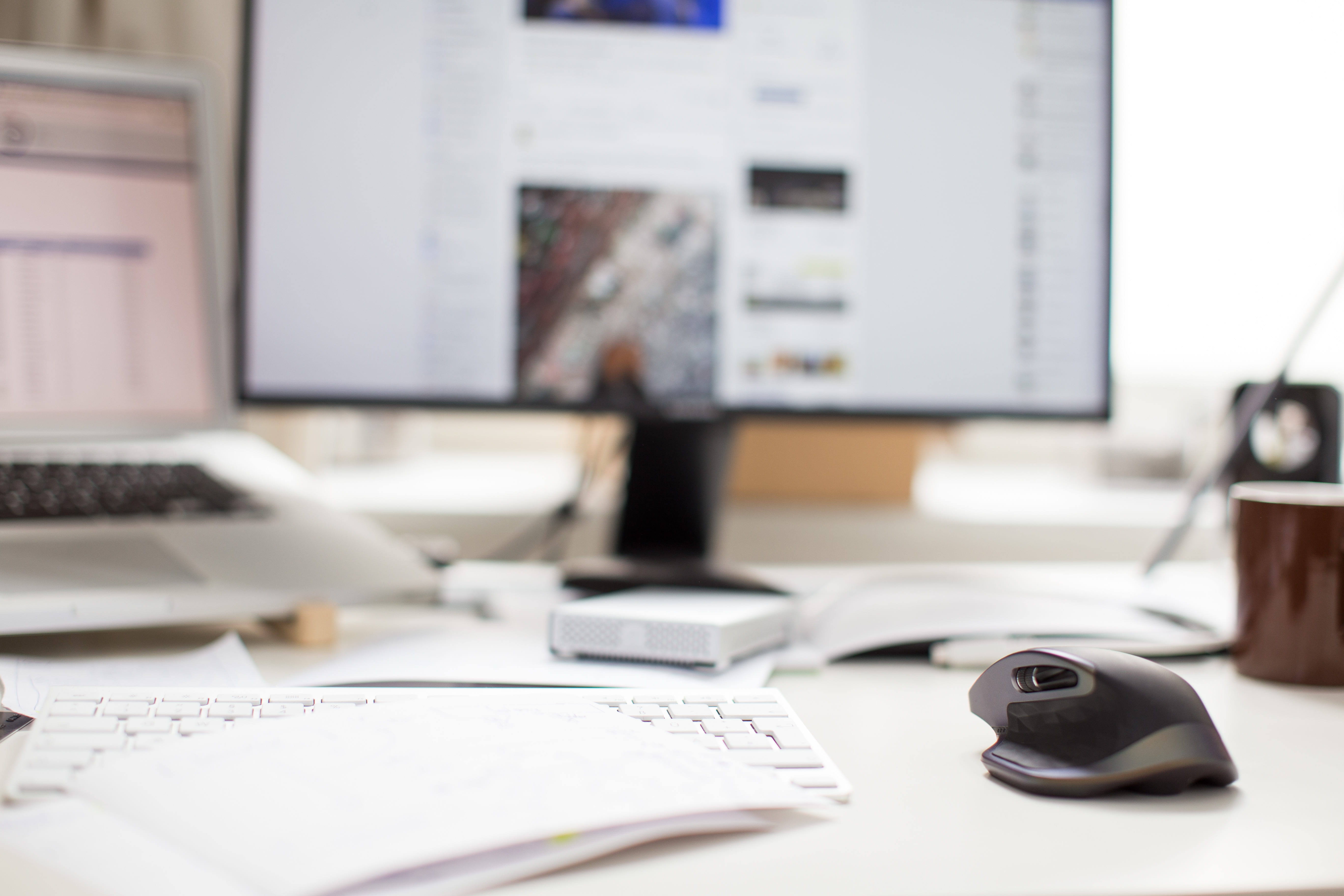 indoors, gray, computer equipment, monitor, business, adult, technology, furniture, table, landline phone, desktop pc, connection, occupation, macbook pro, HD Wallpaper