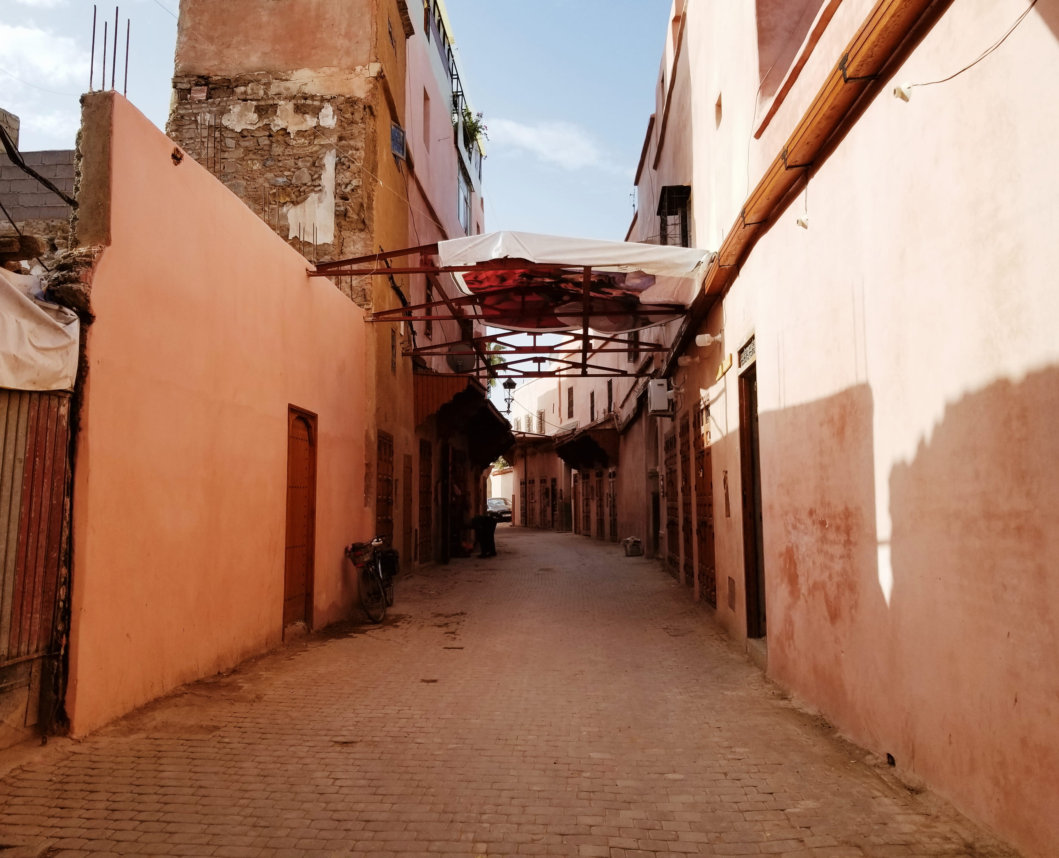 sidewalk, long, incidental people, narrow, wall - building feature, architecture, building, home decor, building exterior, day, direction, art, street, HD Wallpaper