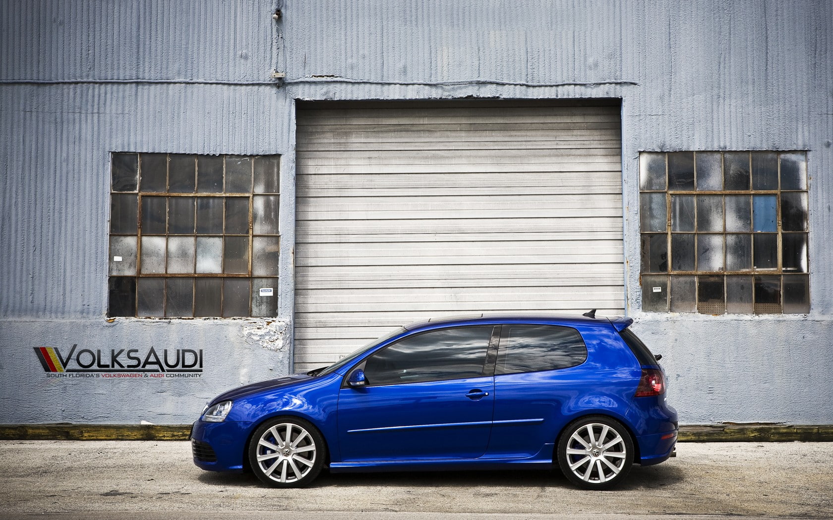 blue cars, garage, 720P, day, street, text, Volkswagen, old, car, land vehicle, shutter, western script, architecture, golf v, blue, no people, building exterior, HD Wallpaper