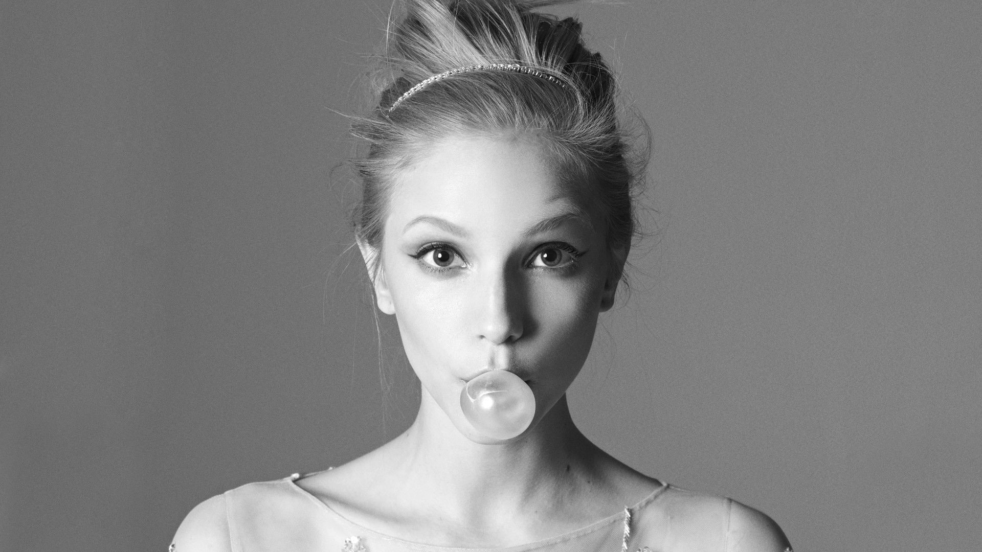 1080P, dorothea barth jorgensen, blowing bubbles, models, hd, bubble, jorgensen, blond, bubble gum, face, dorothea, female, gum, candy, lady, women, haired, HD Wallpaper