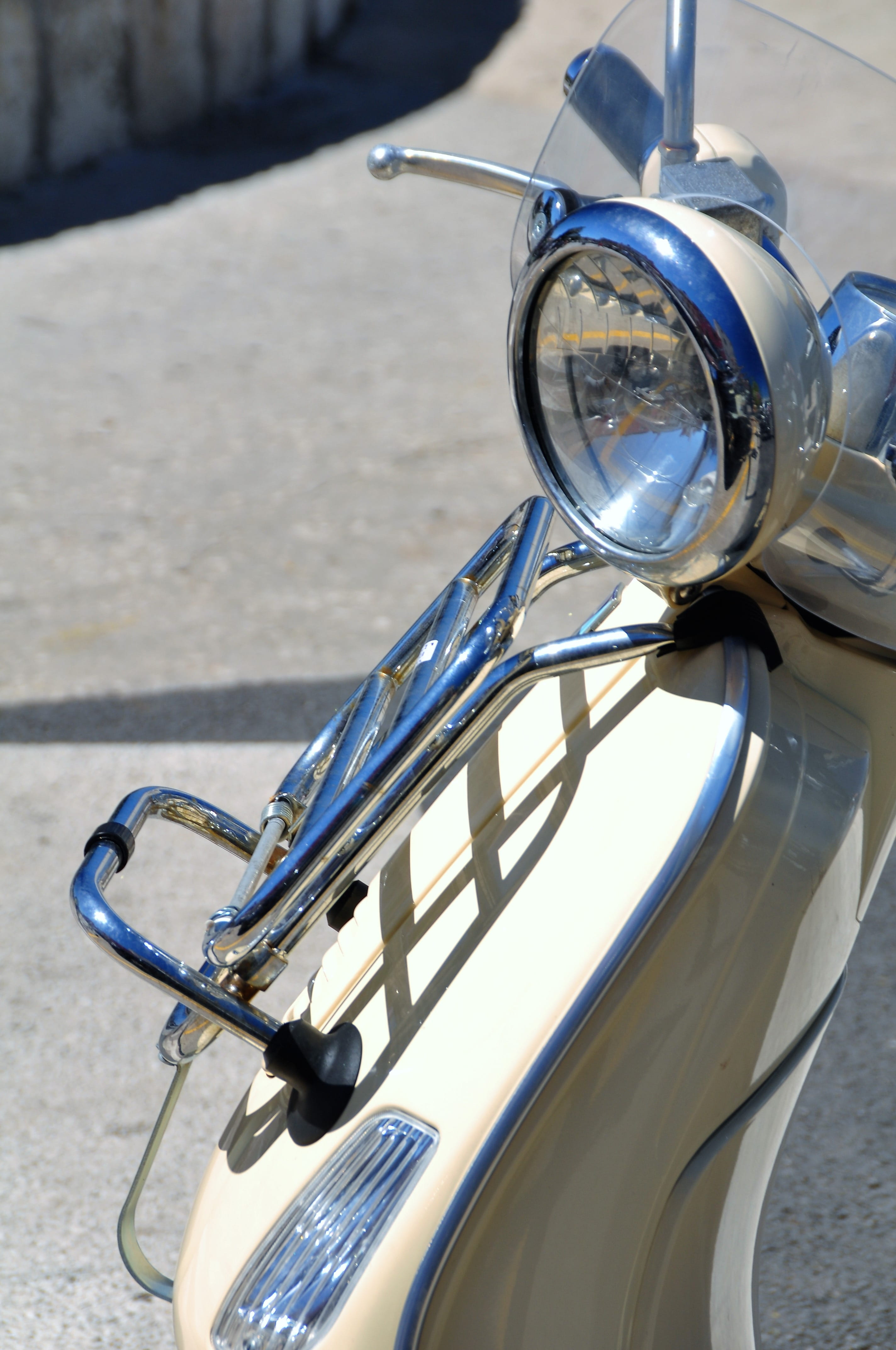reflection, old, close-up, mode of transportation, land vehicle, 4K, front headlight, nature, sunlight, vehicle, outdoors, technology, piaggio, flitzer, Phone HD Wallpaper