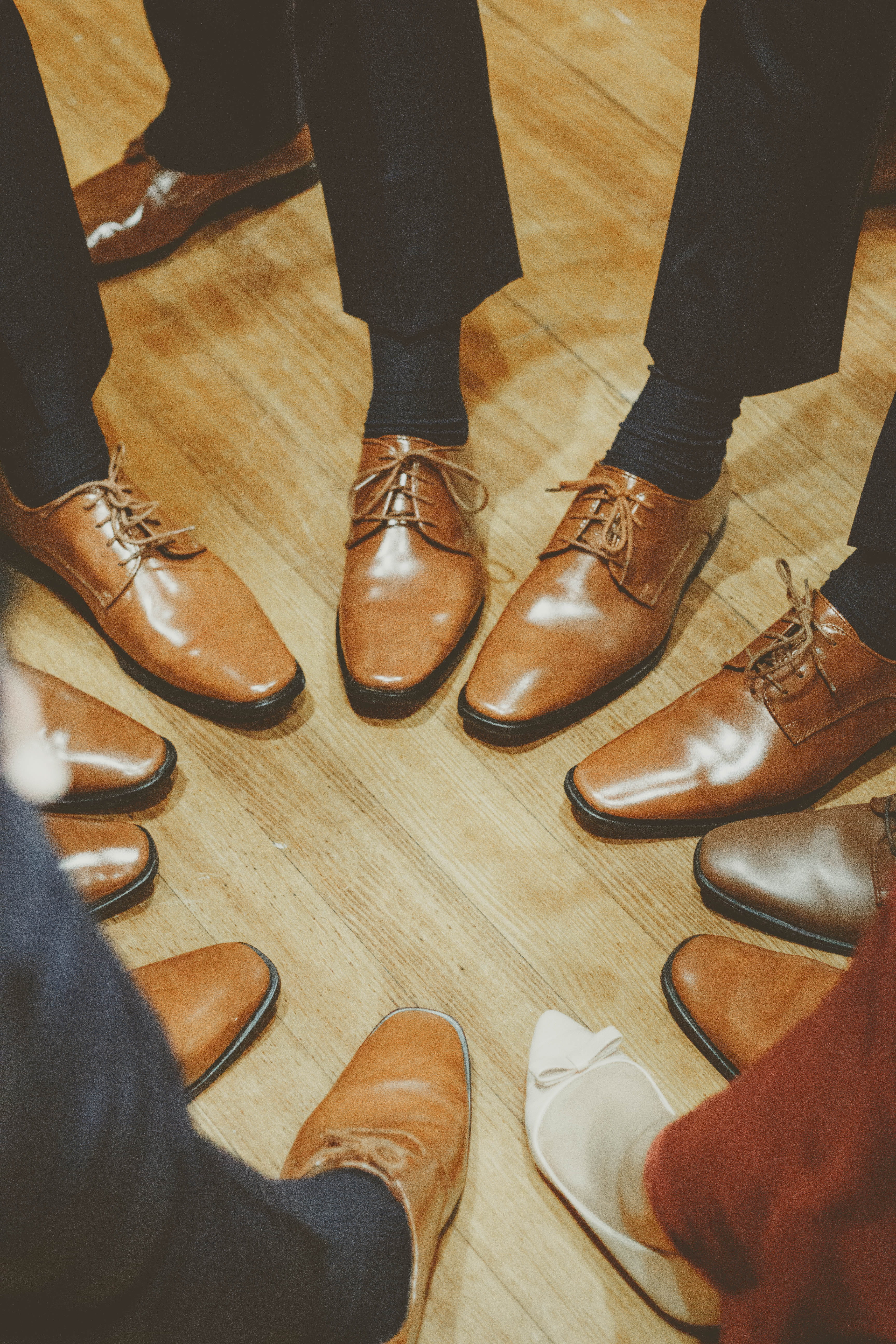 human body part, shoe, leather, human leg, shoes, adult, wood, standing, human foot, dress, lifestyles, patent, flooring, real people, indoors, leisure activity, Phone HD Wallpaper