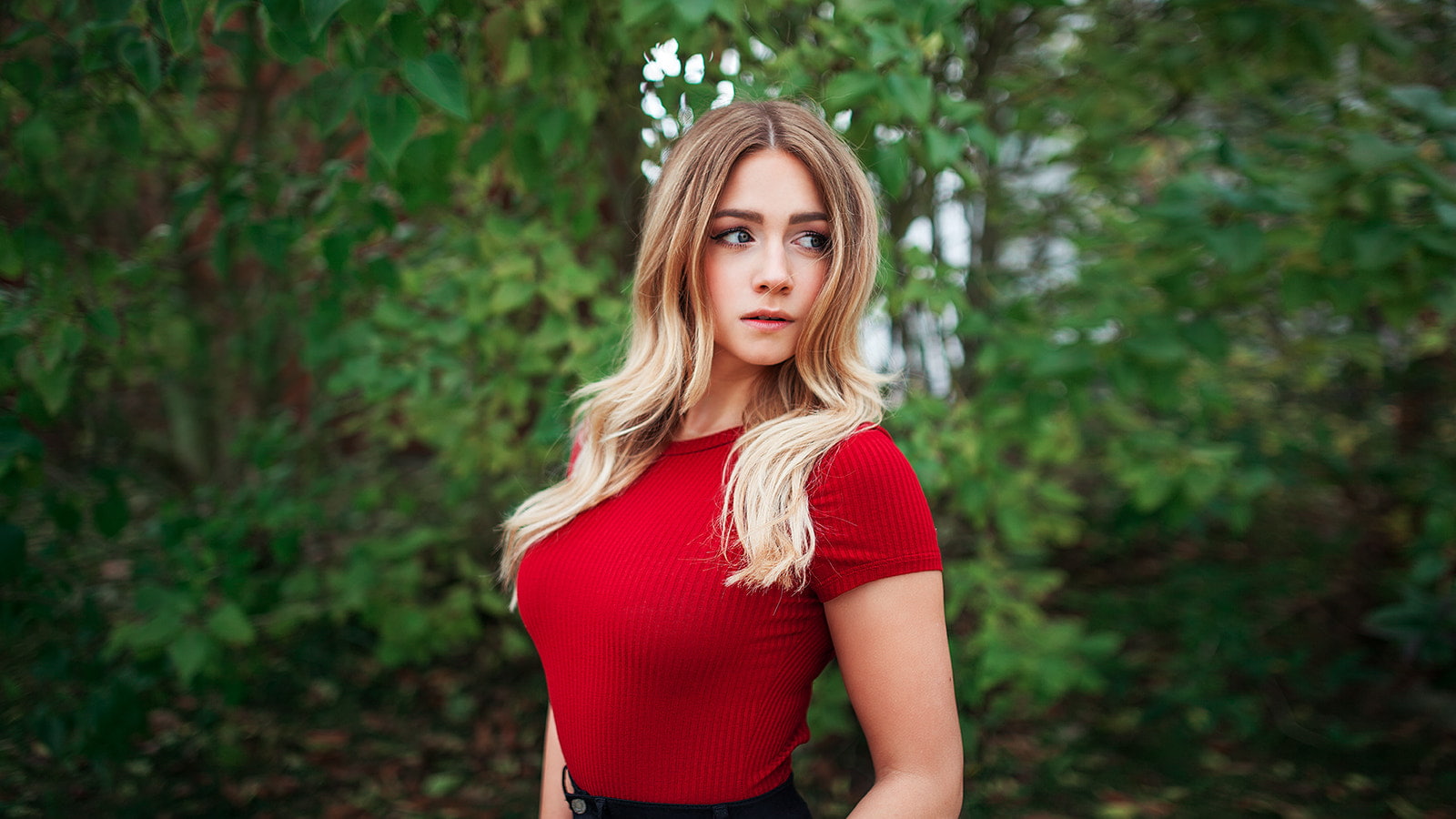 looking at camera, depth of field, women outdoors, blonde, red, young adult, teenager, portrait, looking away, waist up, fashion, one person, long hair, HD Wallpaper
