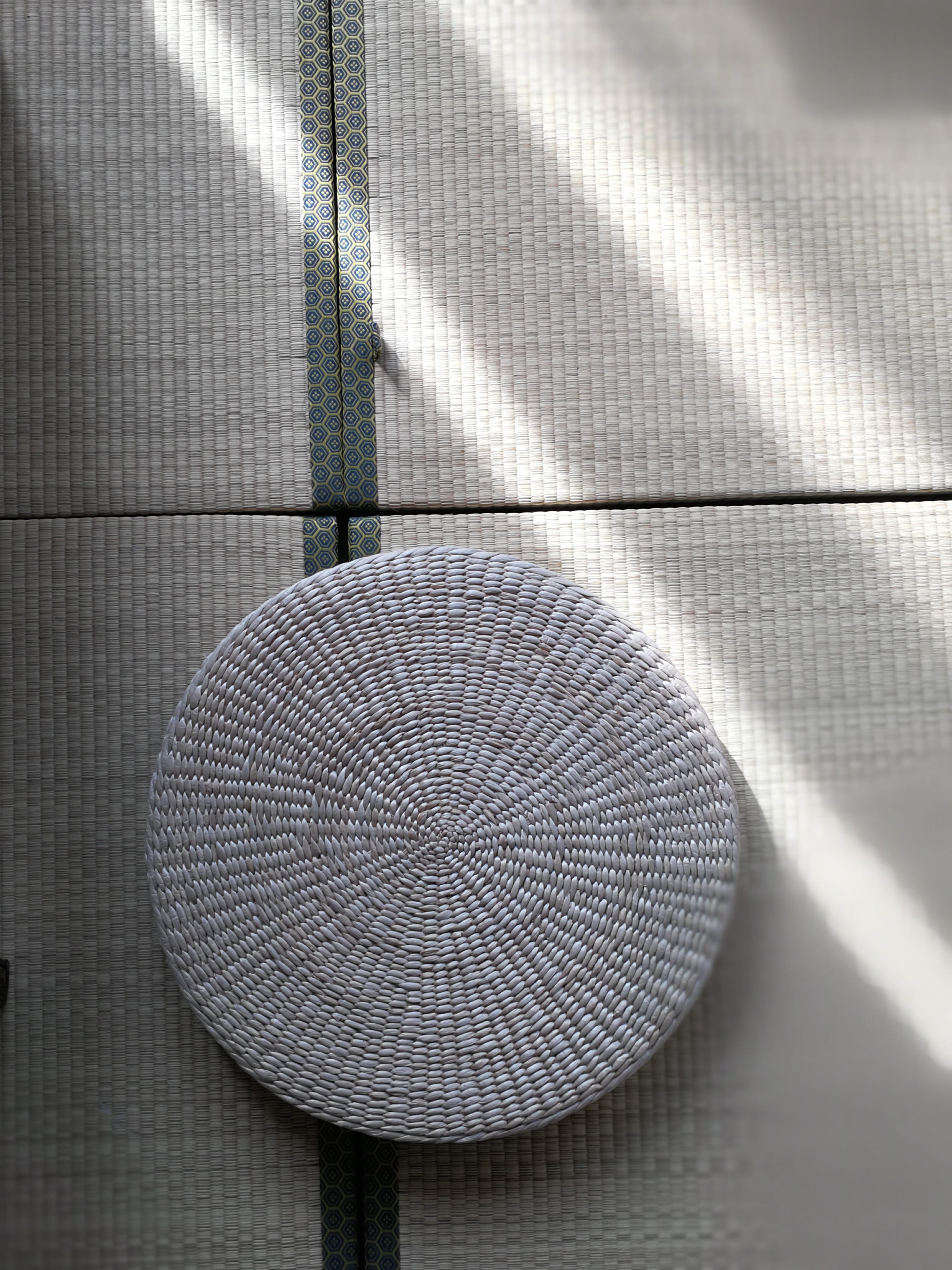tatami futon, tatami academy, circle, sunlight, day, how to mount tatami, protection, design, no people, japanese, shadow, 4K, textured, tatami platform, Phone HD Wallpaper
