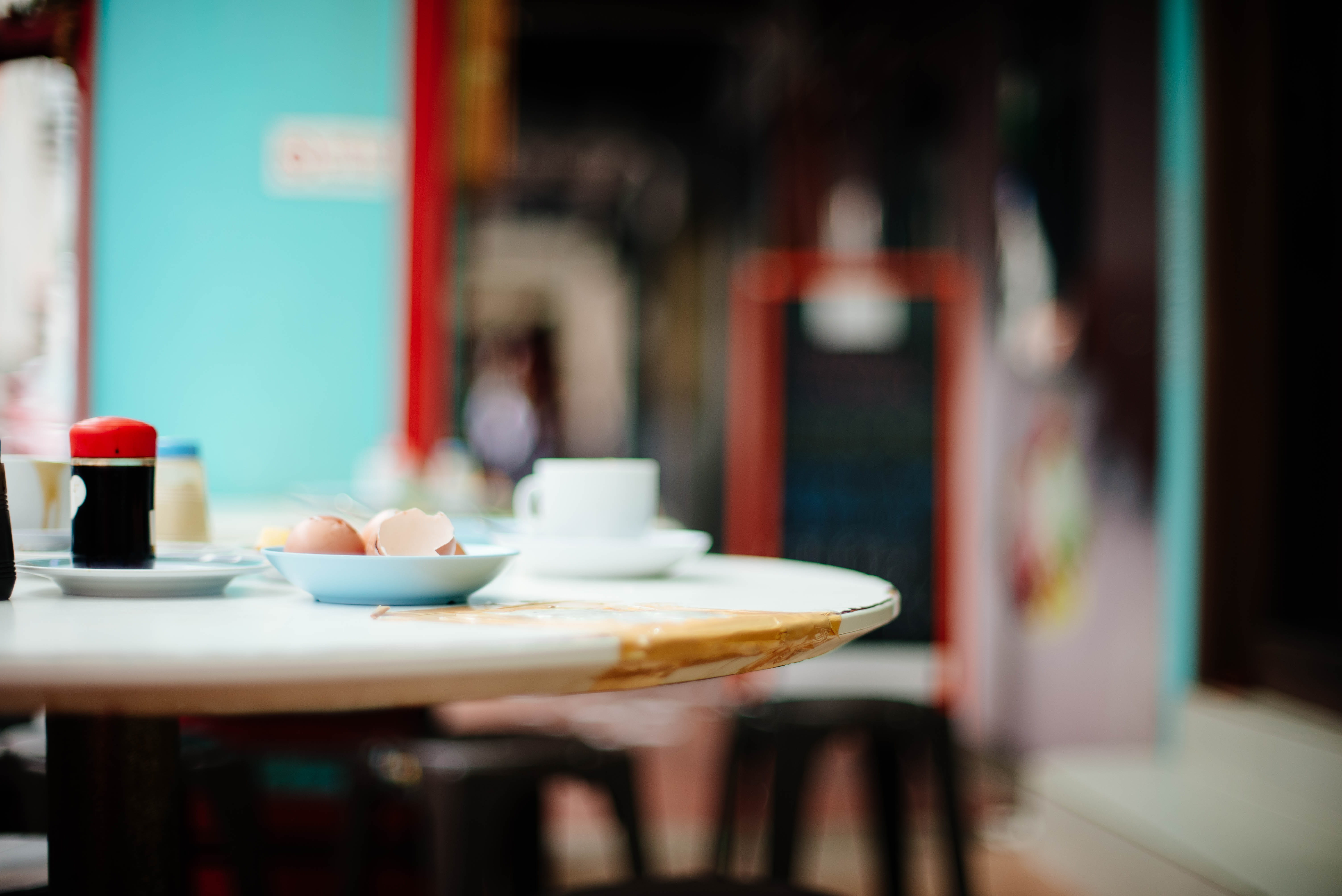 bottle, focus on foreground, cup, indoors, ceramic, drink, coffee shop, near, white, plate, food and drink, tea cup, stool, black, coffee cup, tray, refreshment, HD Wallpaper
