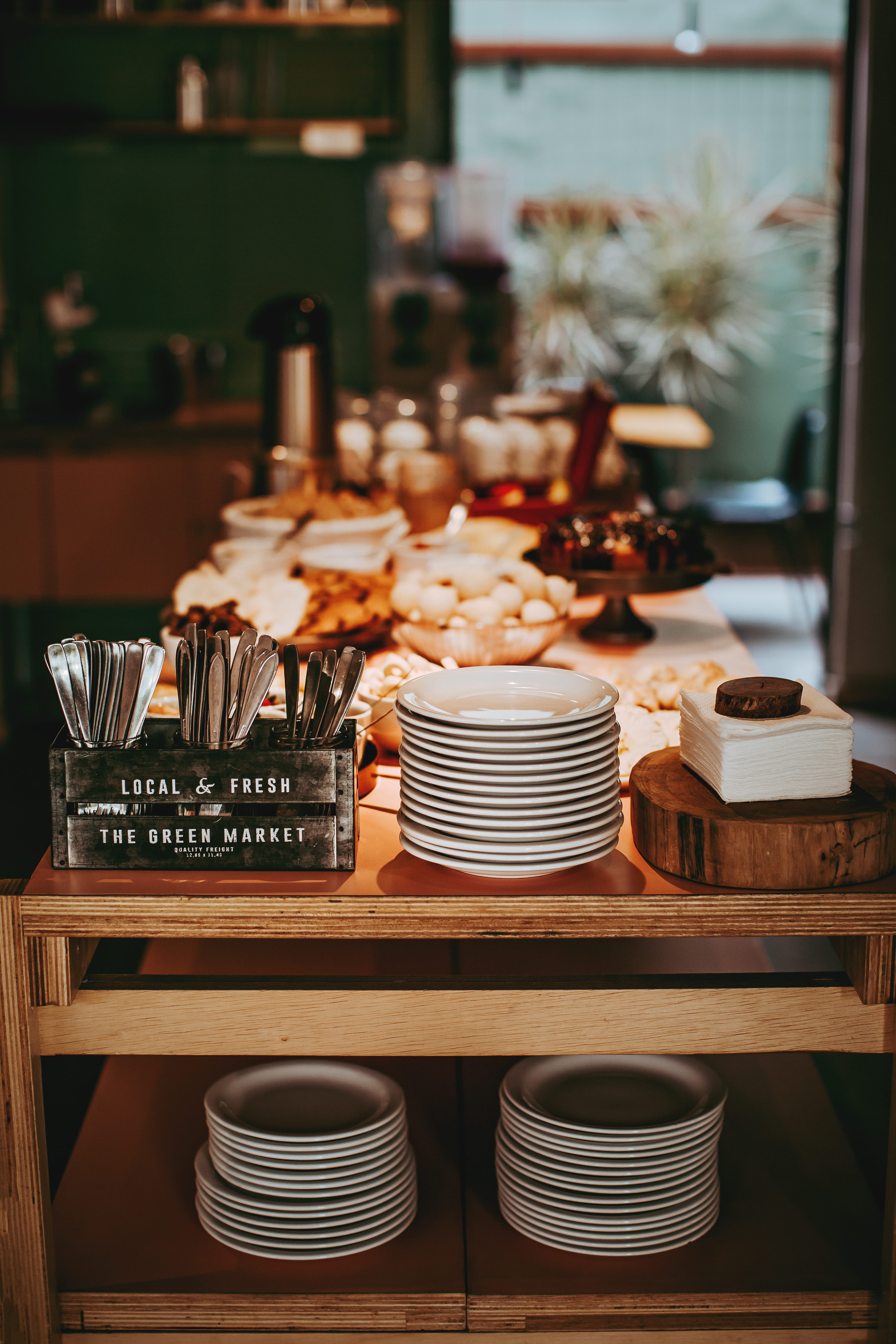 setting, choice, large group of objects, table, focus on foreground, set, dinnerware, chair, seat, container, variation, absence, indoors, no people, restaurant, Phone HD Wallpaper
