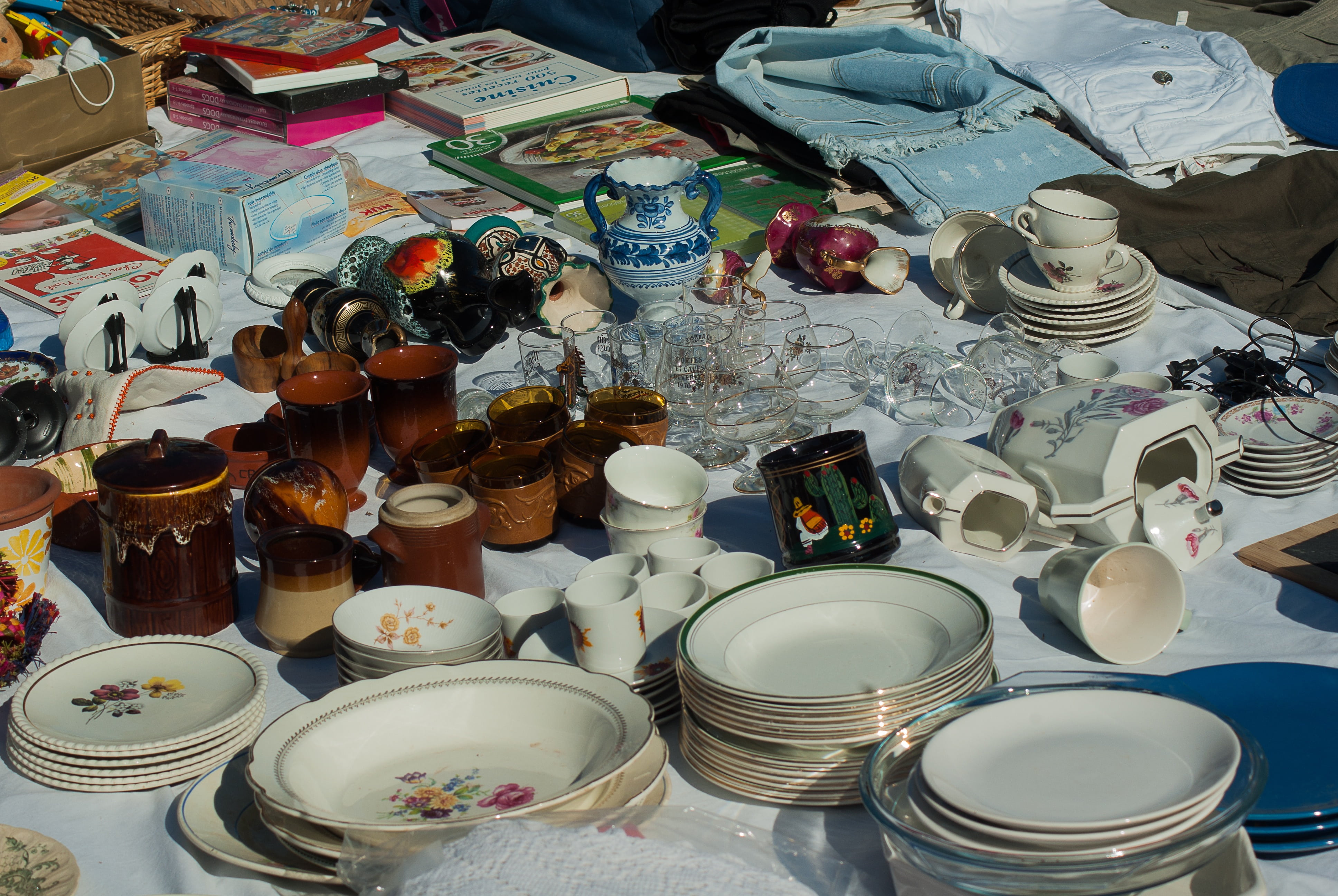 glass, container, choice, indoors, 4K, table, collection, still life, flea market, crockery, vide-grenier, for sale, dinnerware, high angle view, assorted, HD Wallpaper