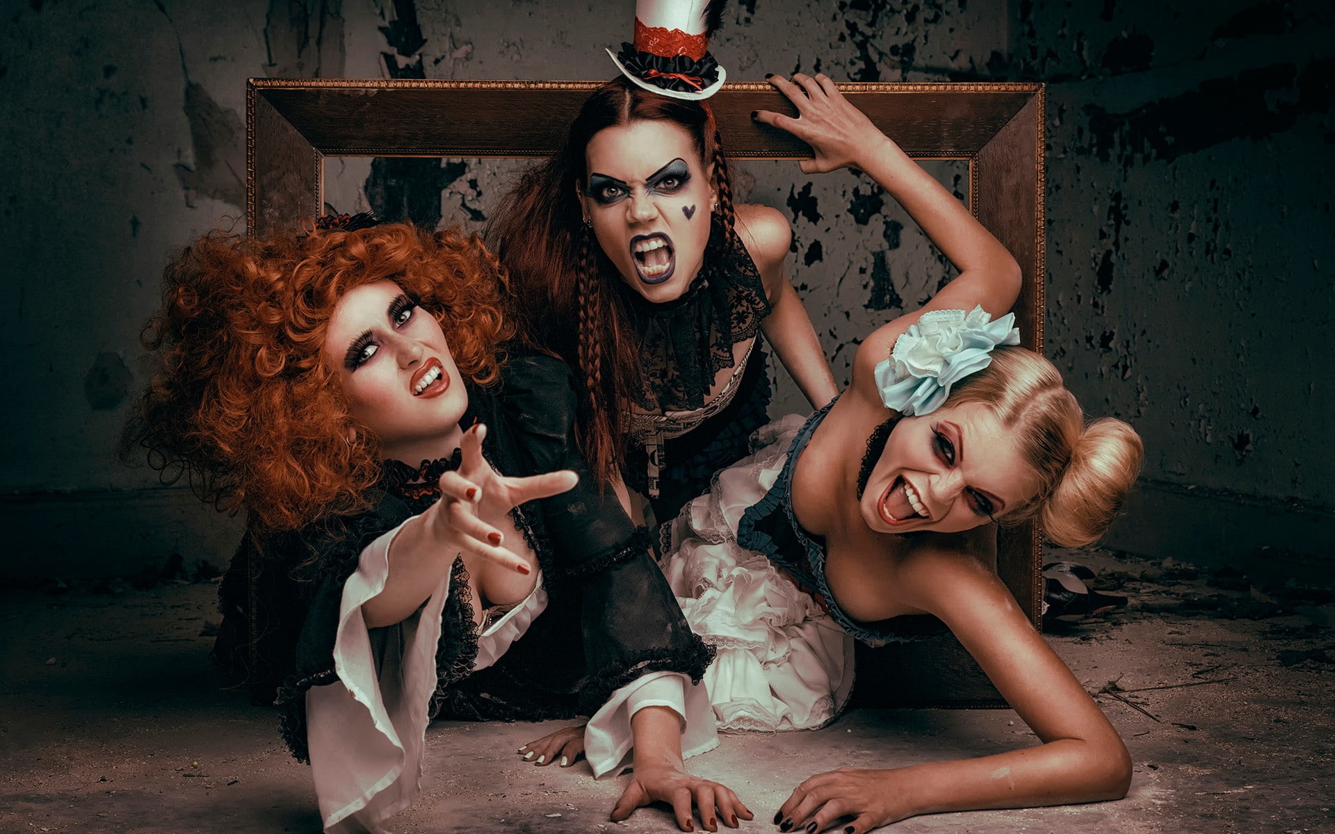 fashion, redhead, adult, hair, three people, hat, hairstyle, makeup, smiling, screaming, indoors, long hair, young women, people, 1080P, open mouth, glamour, HD Wallpaper