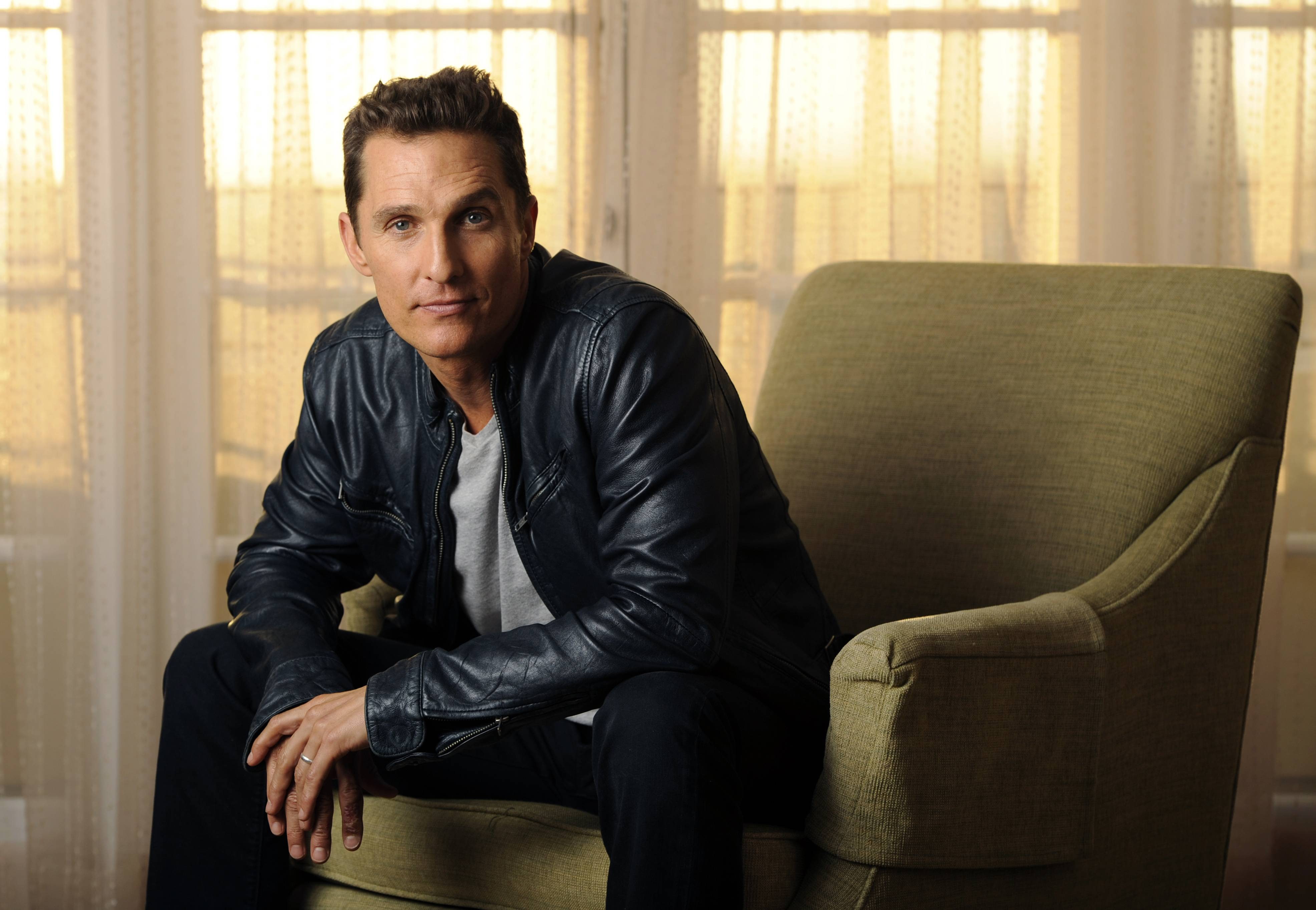 looking at camera, business, seat, sofa, suit, chair, young men, portrait, real people, 4K, leather, sitting, front view, Matthew McConaughey, indoors, HD Wallpaper