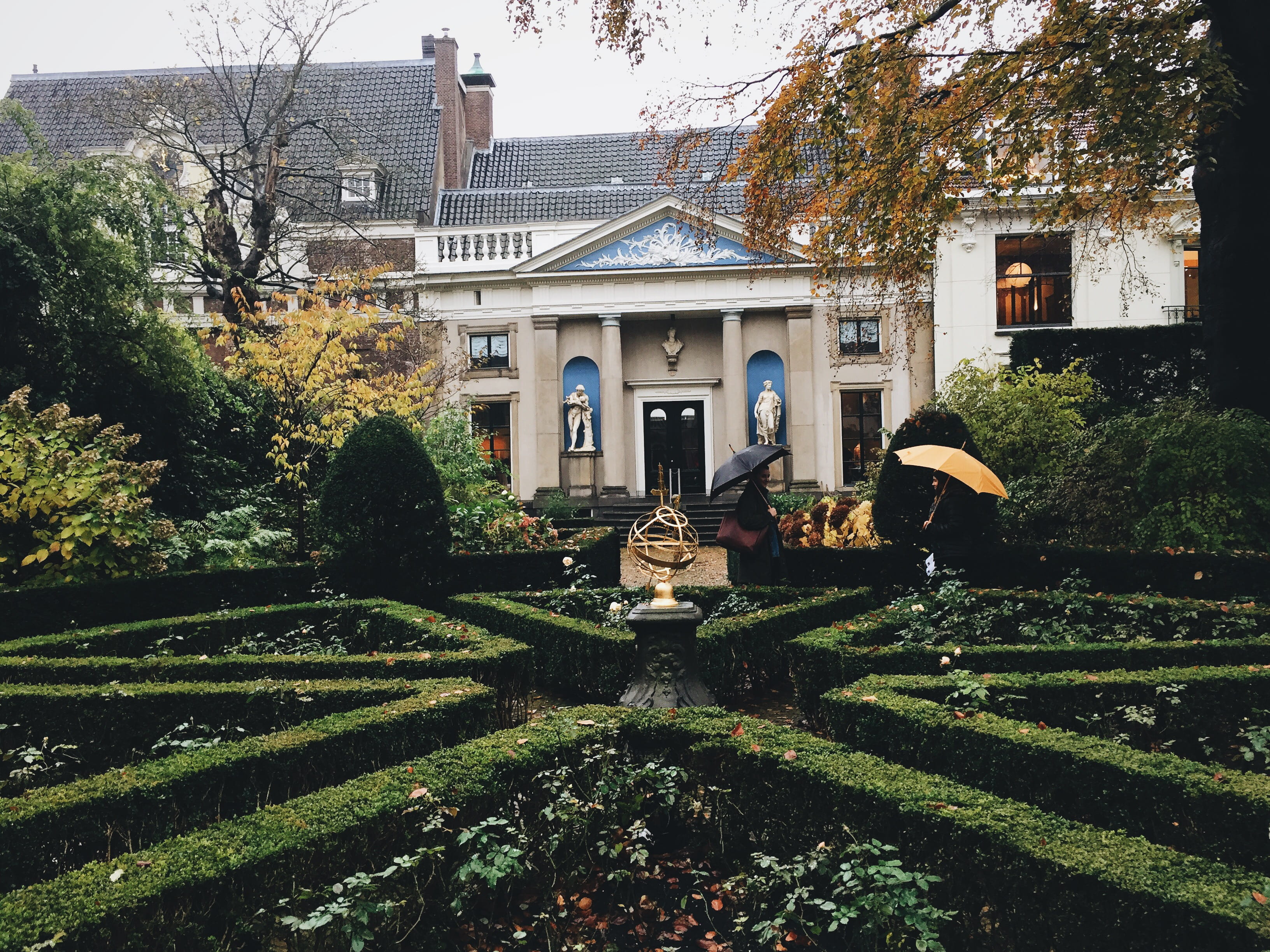 nature, growth, garden, no people, 2K, formal garden, architecture, umbrella, sundial, tree, residential district, day, autumn, green color, building, HD Wallpaper