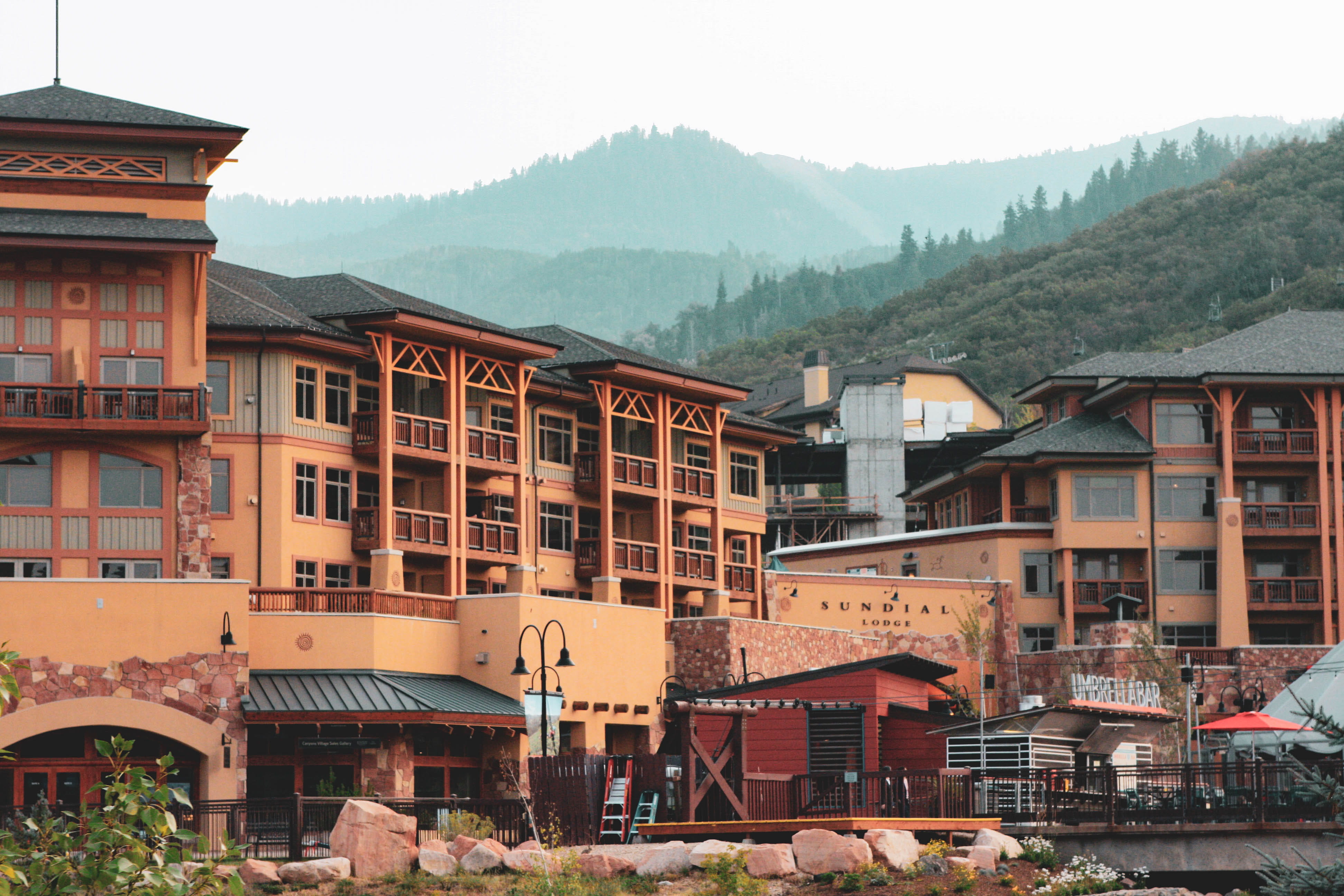 no people, 4K, travel destinations, roof, building exterior, canyon, utah, concert, house, row house, plant, sky, townscape, nature, built structure, outdoors, HD Wallpaper