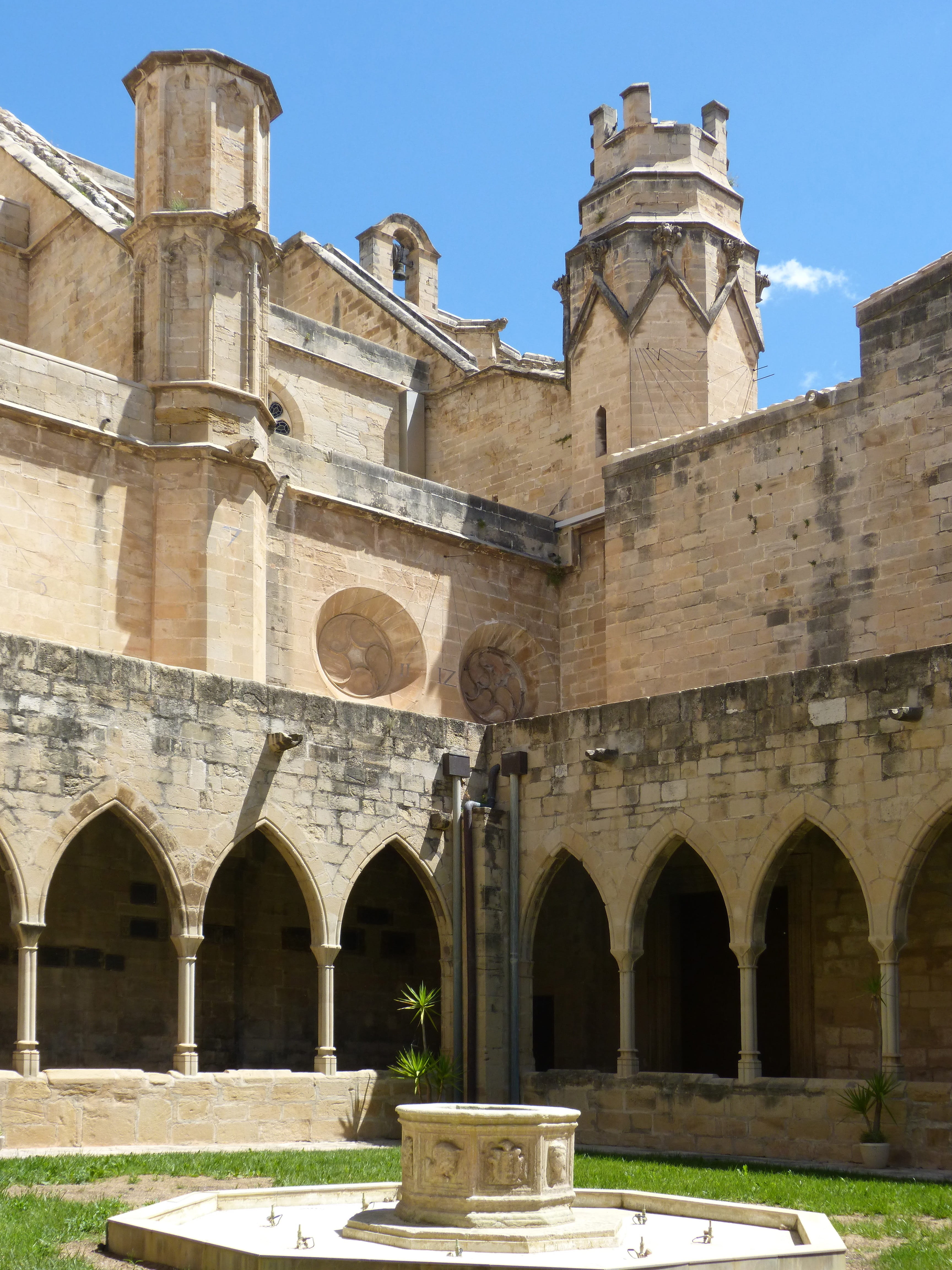 Cloister, old, no people, travel destinations, built structure, courtyard, the past, low angle view, day, building exterior, architecture, history, tortosa, Phone HD Wallpaper