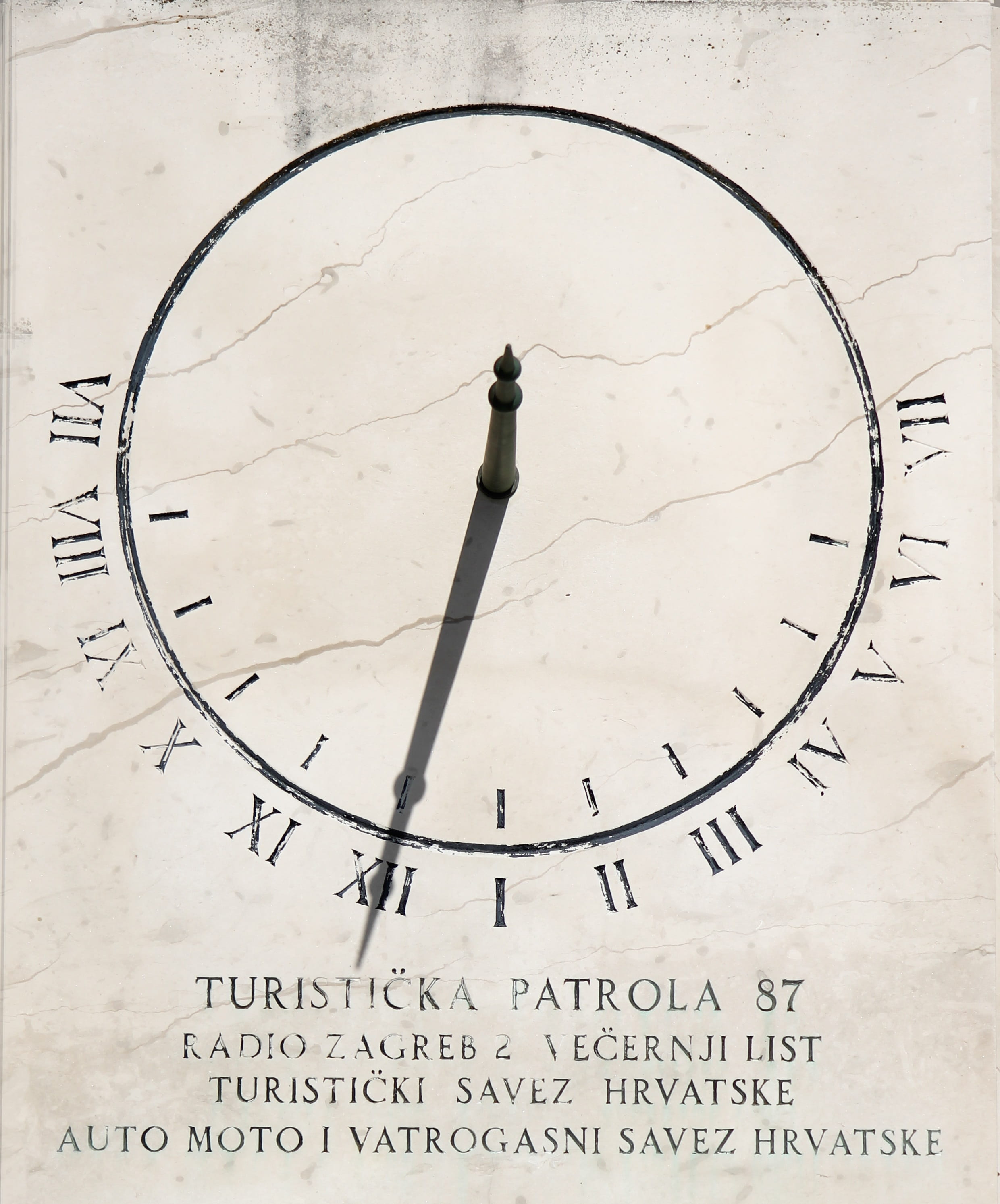 Shadow, day, clock, education, indoors, Lunch, geometric shape, communication, circle, 2K, western script, Time, sun running, number, text, close-up, day running, Phone HD Wallpaper