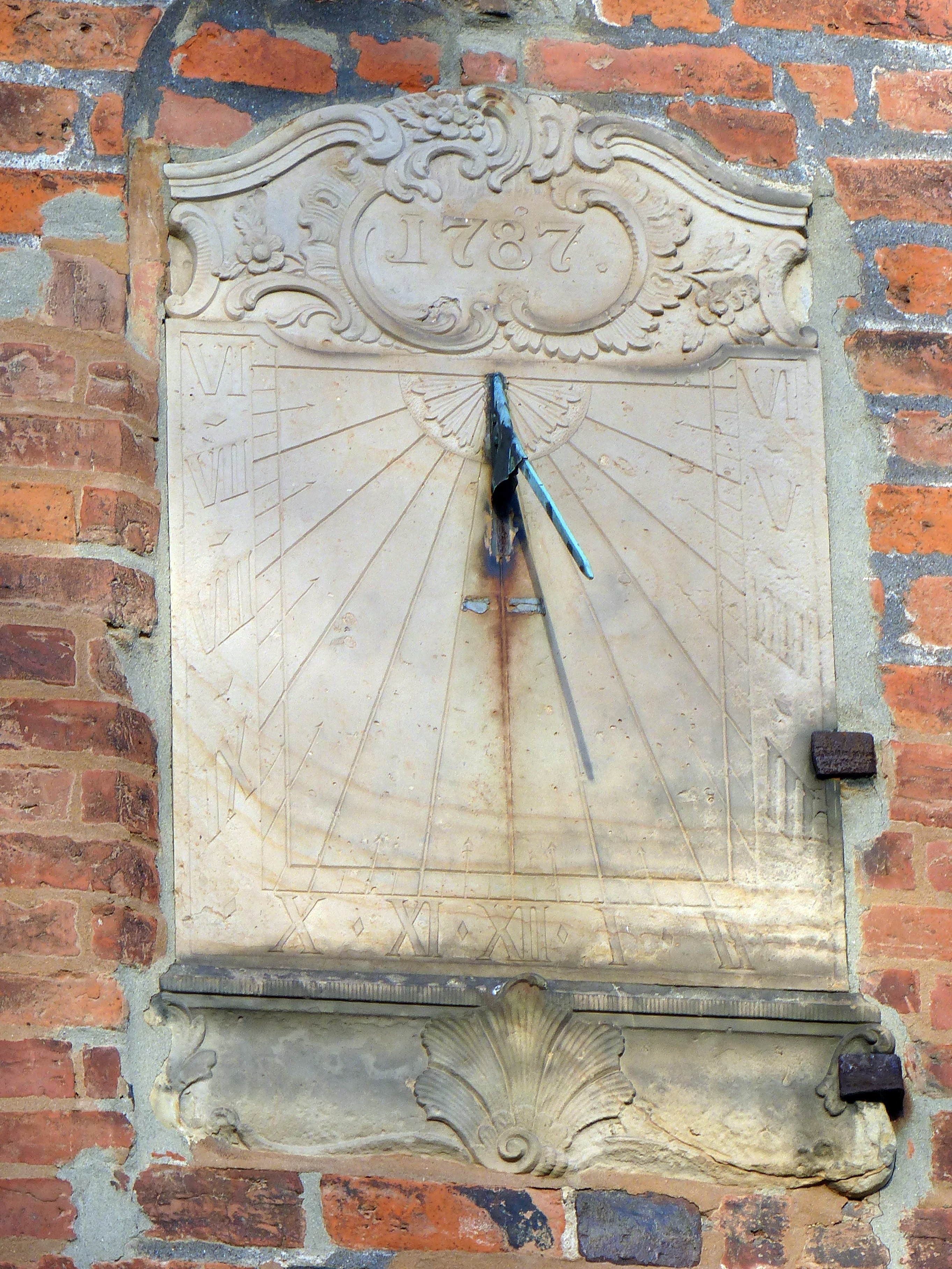 wall - building feature, sculpture, craft, bas relief, clock, sundial, brick wall, brick, architecture, 2K, history, old, the past, pattern, angel, time of day, Phone HD Wallpaper
