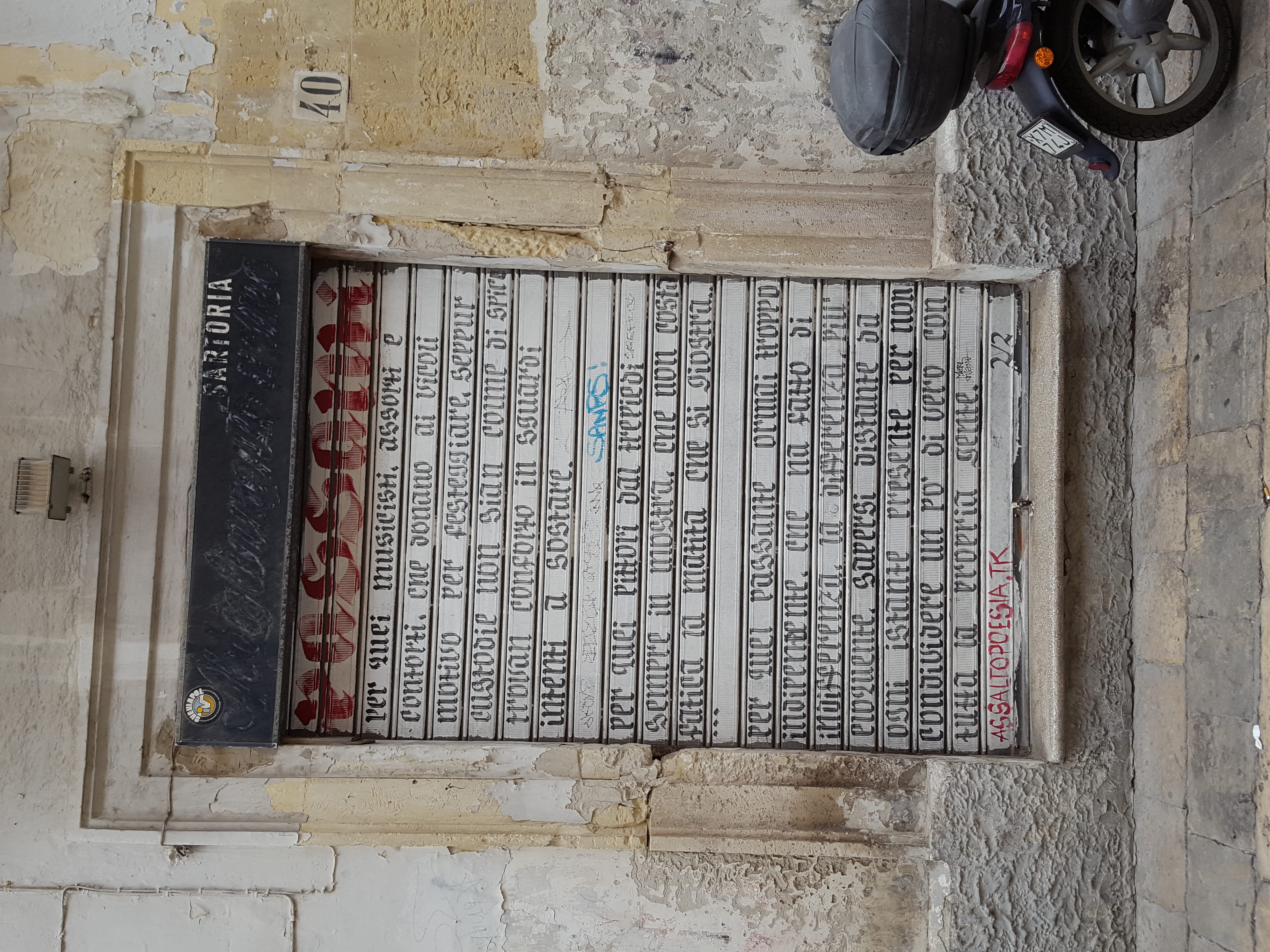 text, wall - building feature, paper, close-up, built structure, italy, script, lecce, communication, 4K, western script, hanging, information, entrance, HD Wallpaper