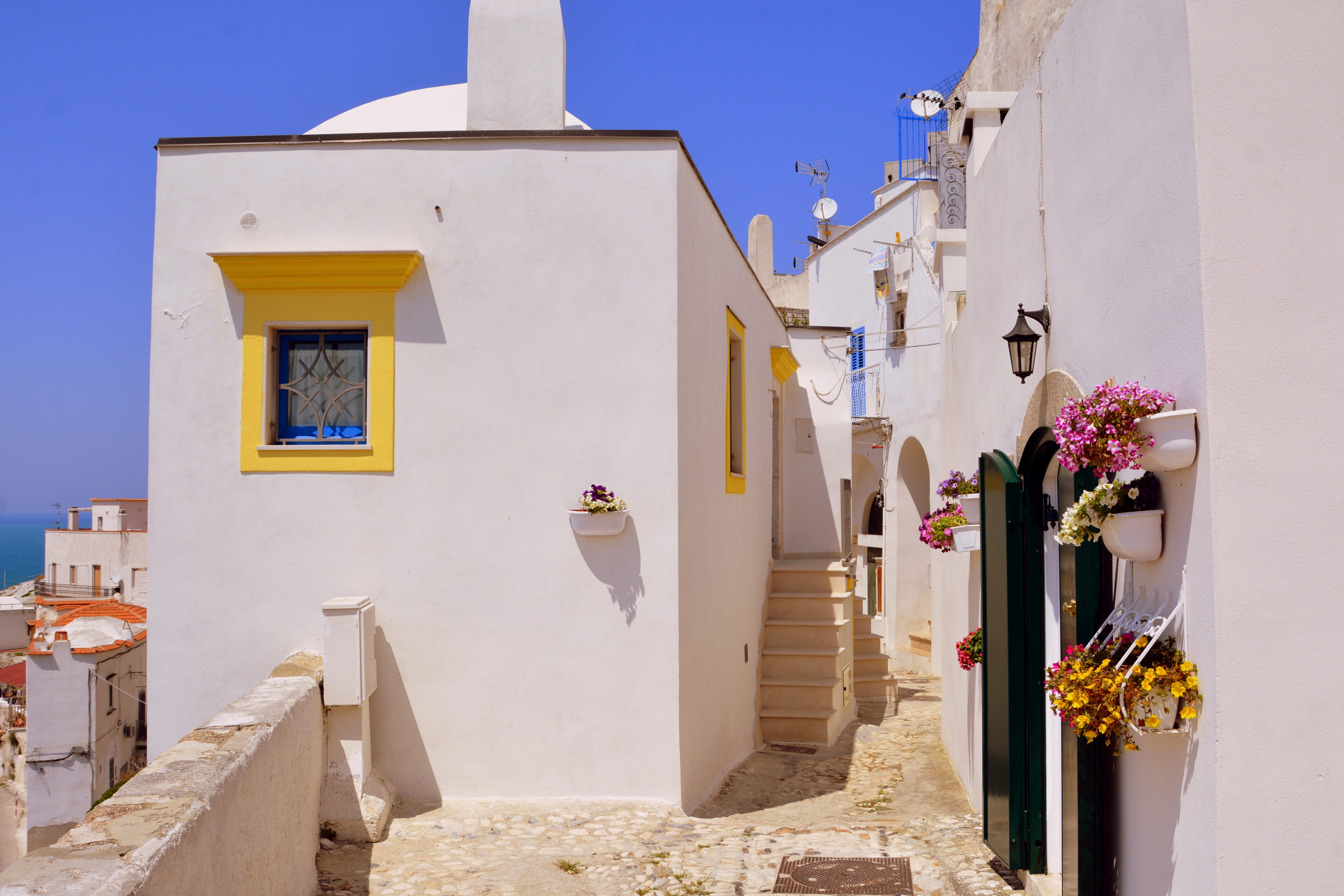 sky, nature, outdoors, sunlight, gargano, picturesque, clear sky, wall - building feature, white color, architecture, peschici, blue, entrance, shadow, HD Wallpaper
