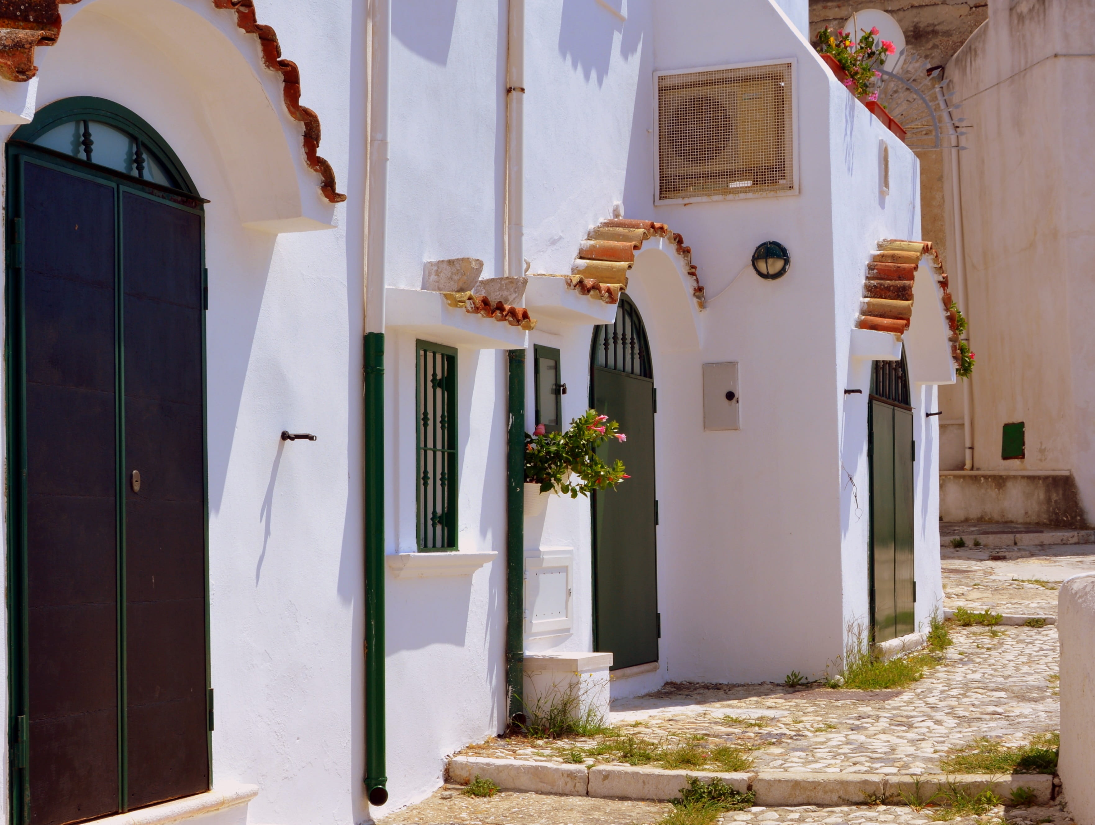residential district, door, built structure, puglia, sunlight, building, spirituality, white color, outdoors, nature, house, building exterior, religion, HD Wallpaper