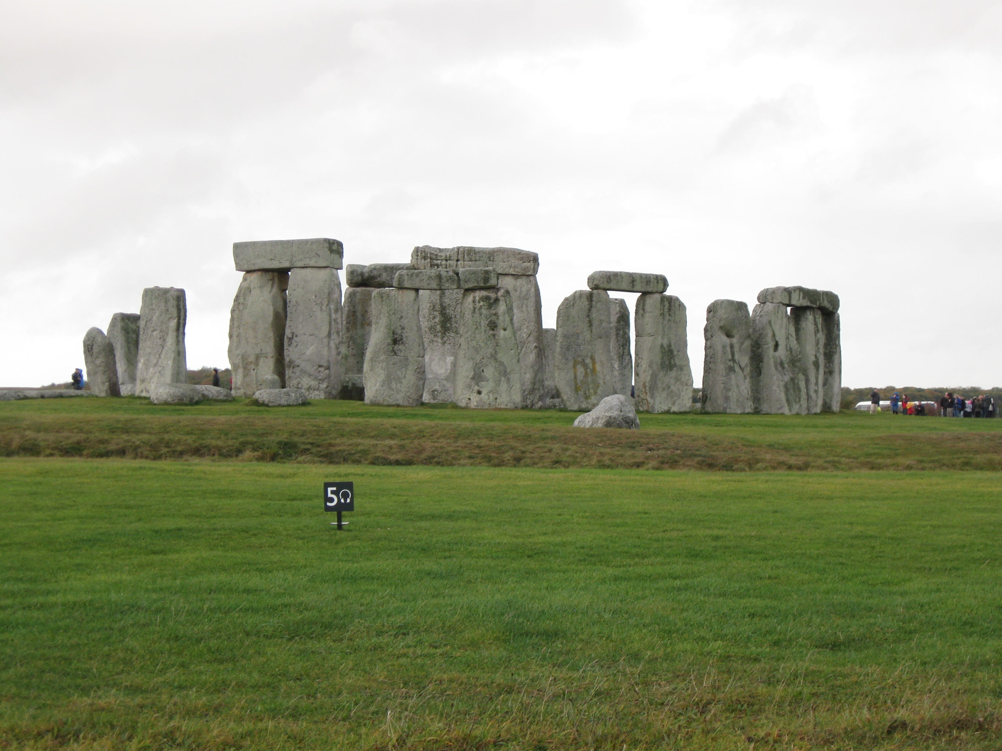ruin, stonehenge, incidental people, tourism, countryside, plant, field, stone, architecture, heritage, prehistoric, ancient, history, travel, archaeology, HD Wallpaper