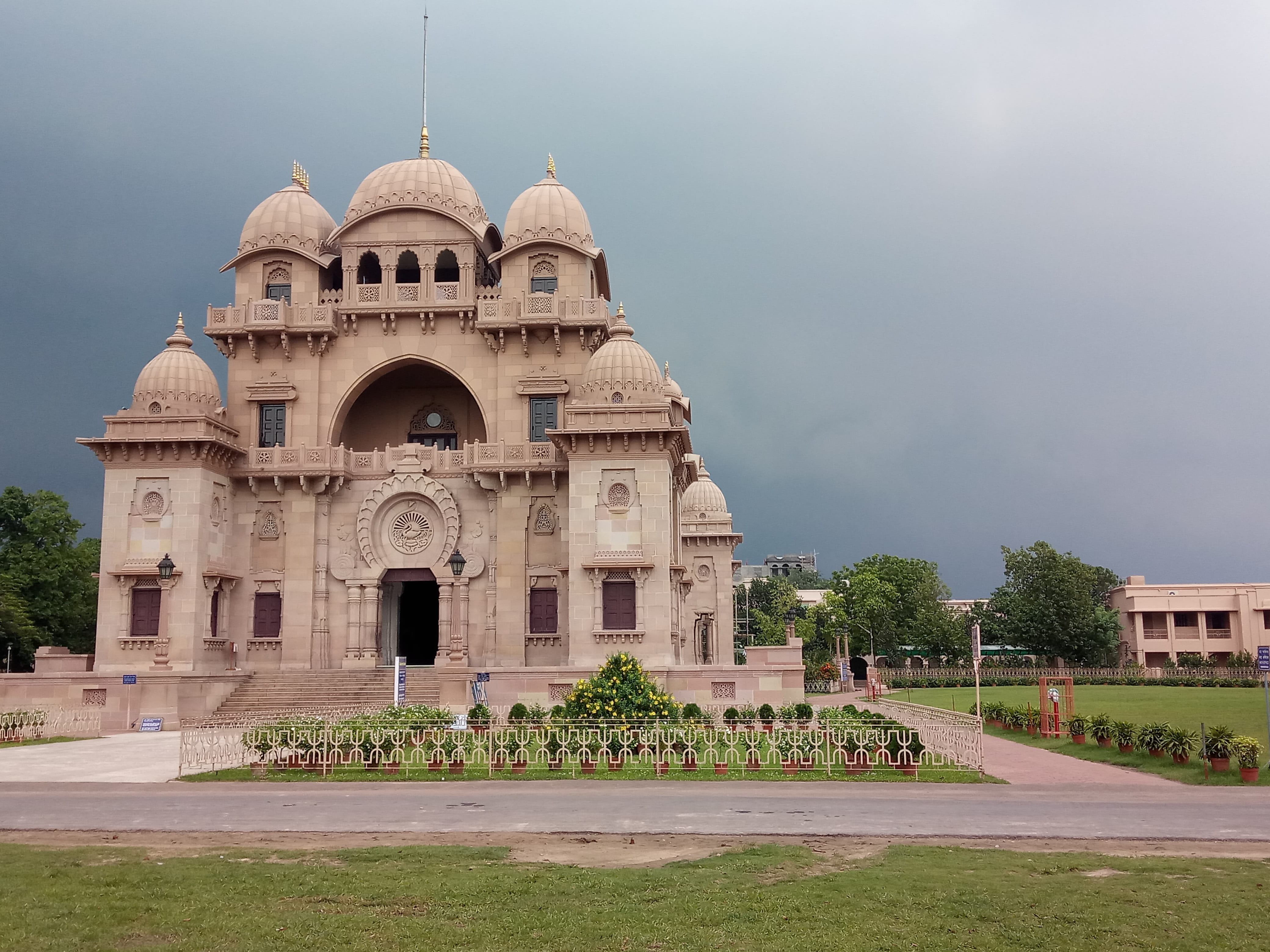 religion, facade, travel, outdoors, plant, day, dome, tourism, sky, building, tree, building exterior, city, ramakrishna math, nature, arch, 4K, incidental people, HD Wallpaper