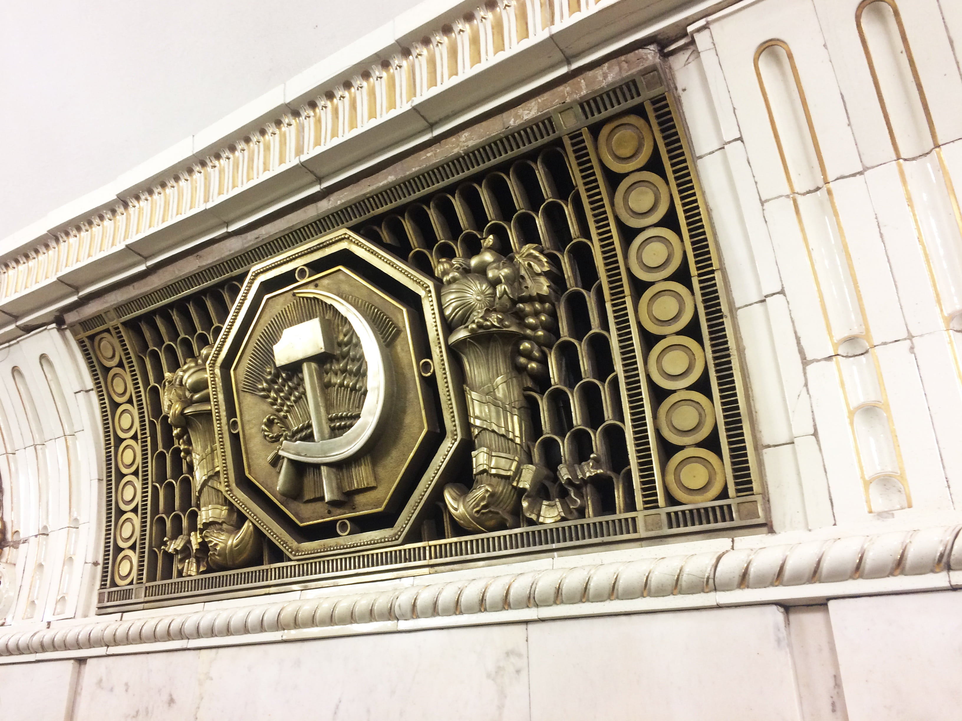 metro station, 2K, design, building exterior, day, window, built structure, moscow, the past, russia, facade, human representation, carving, ornate, clock, HD Wallpaper