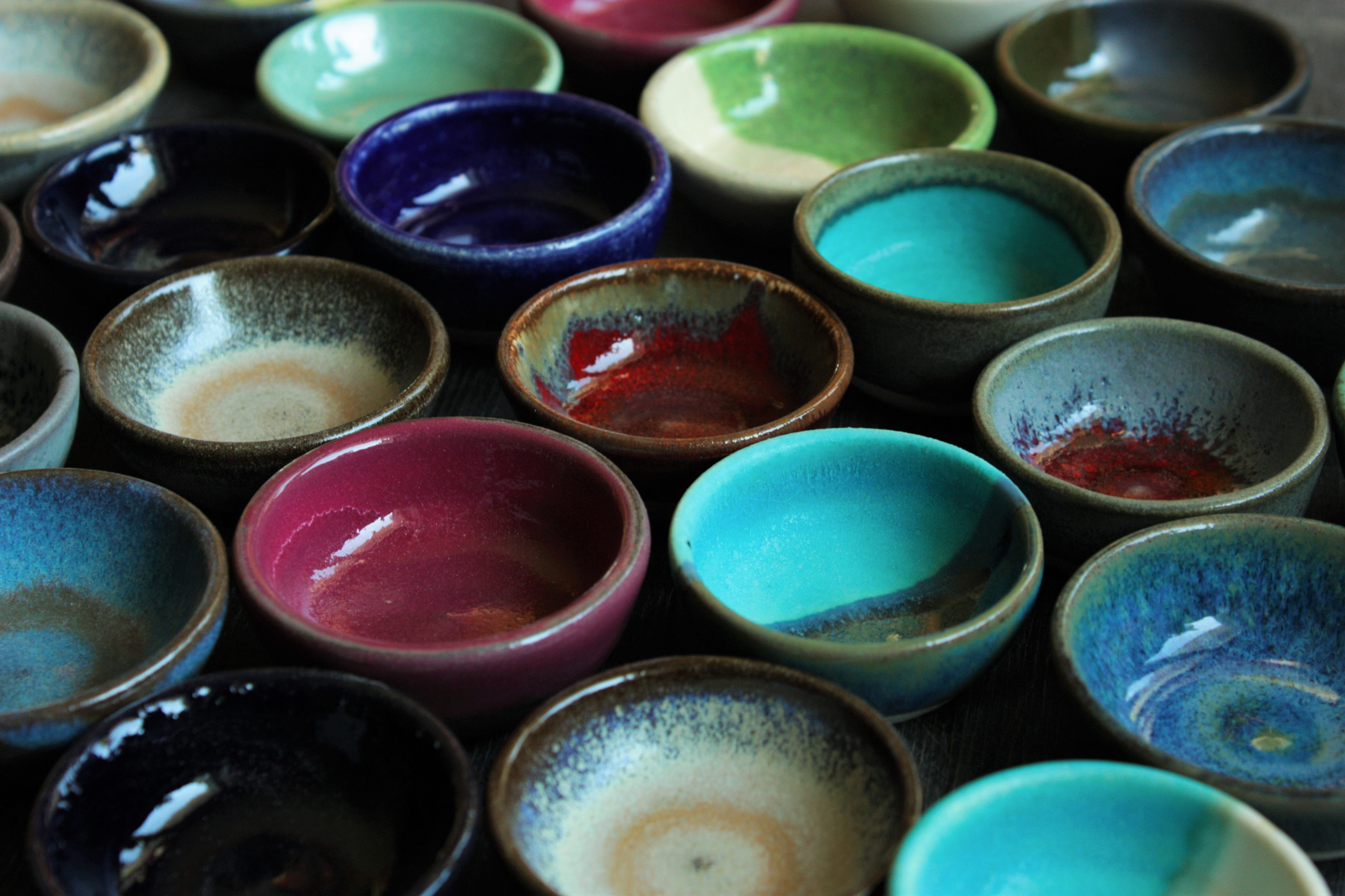 selective focus, in a row, Colorful, multi colored, ornament, 4K, geometric shape, decoration, container, abundance, backgrounds, paint, repetition, shades of, HD Wallpaper