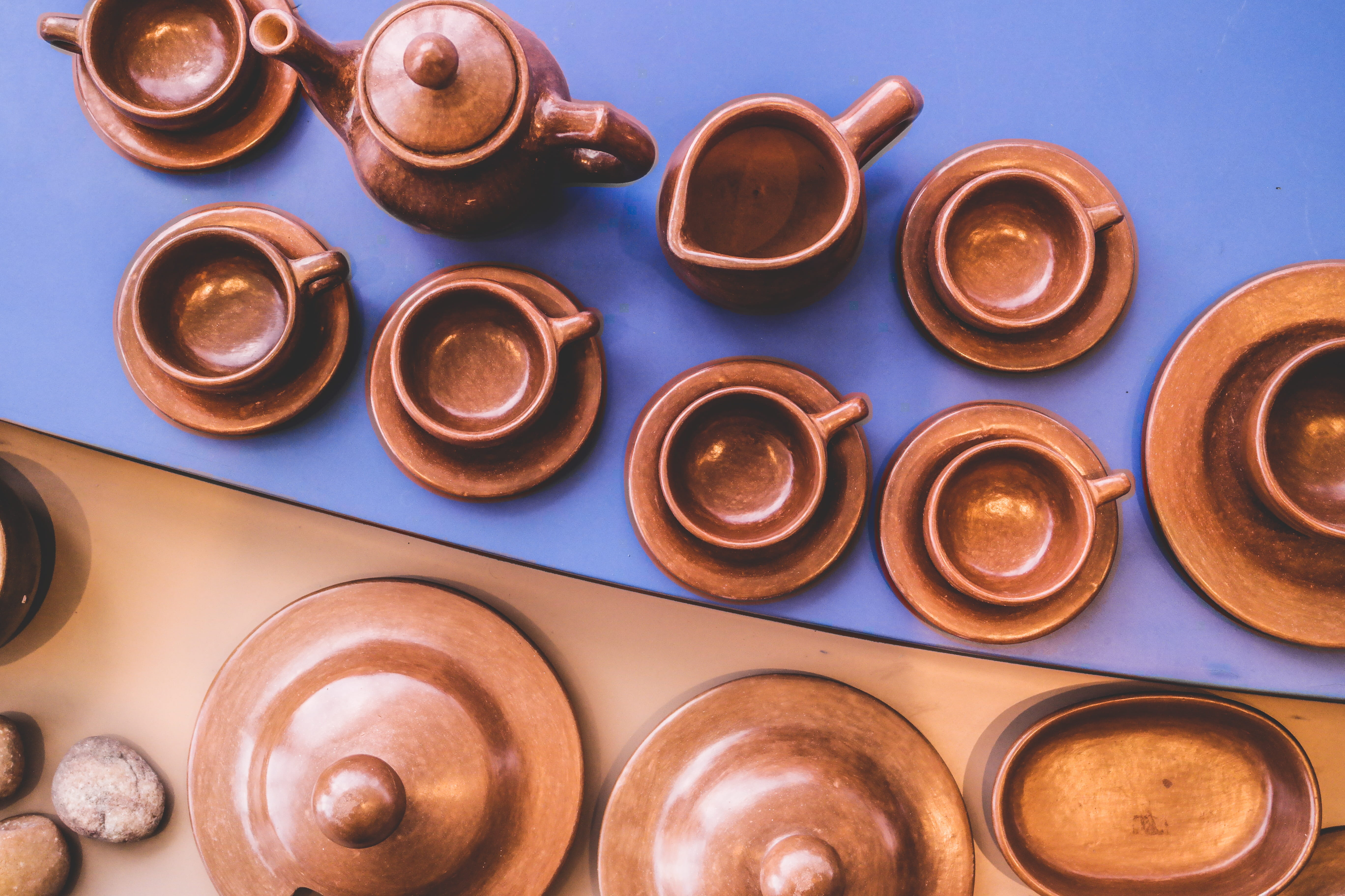high angle view, pottery, crockery, 5K, Clay, blue, Vase, arrangement, handwork, brown, exposure, Museum, food and drink, collection, no people, repetition, HD Wallpaper