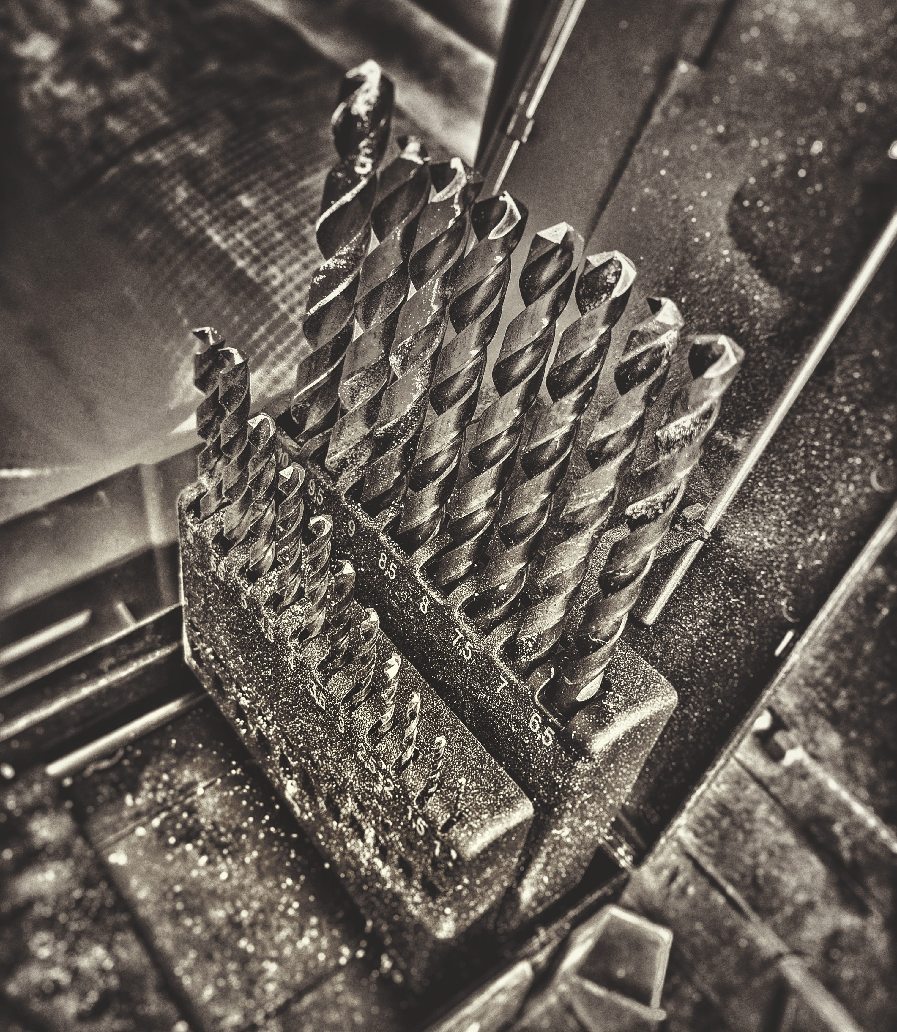 machinery, work, selective focus, diy, communication, 2K, black-and-white, drilling, technology, dirt, wheel, tool, no people, still life, old, focus on foreground, Phone HD Wallpaper