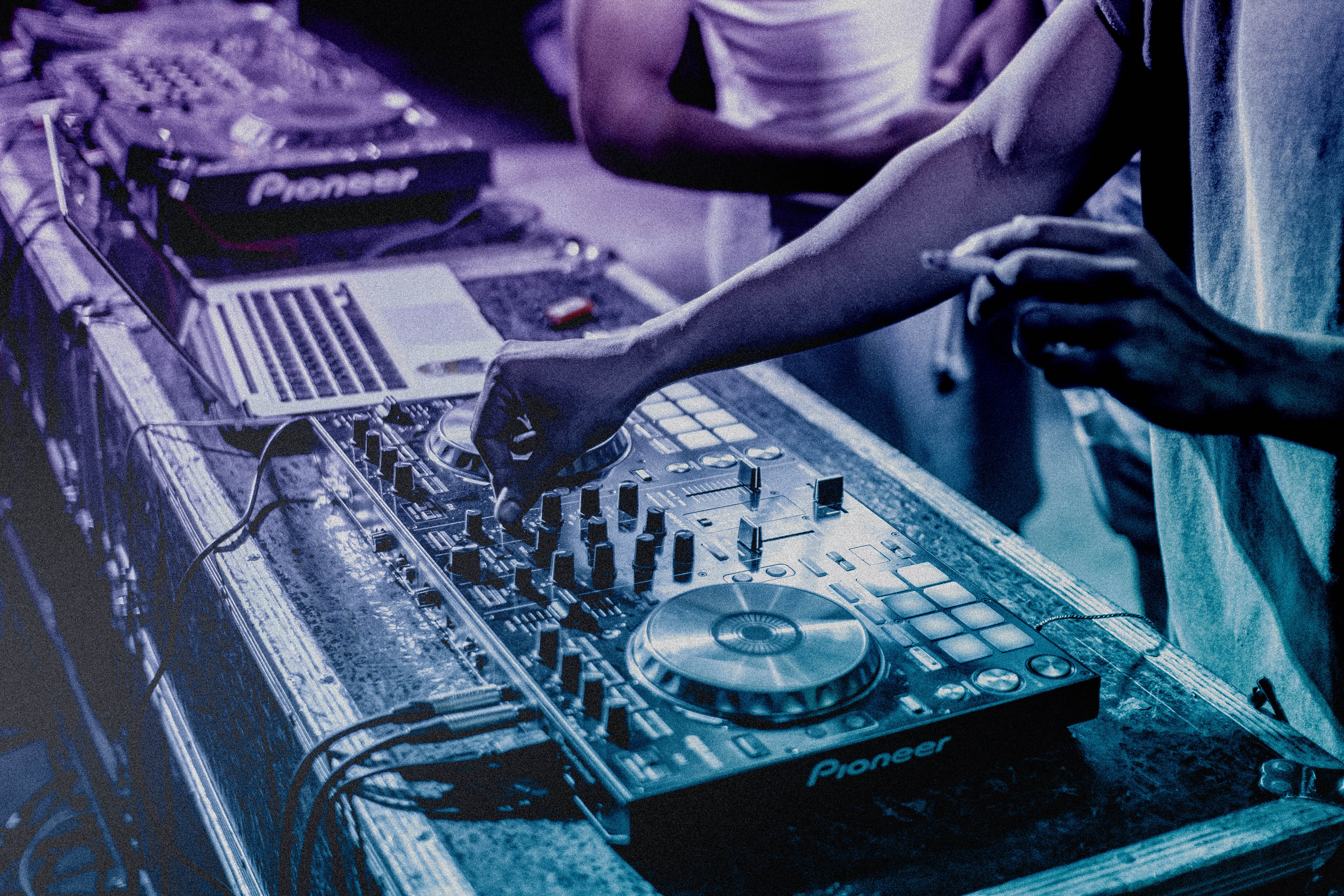 studio, music, argentina, mac, occupation, indoors, mixer, dj, finger, one person, arts culture and entertainment, sound mixer, club dj, party, human body part, HD Wallpaper