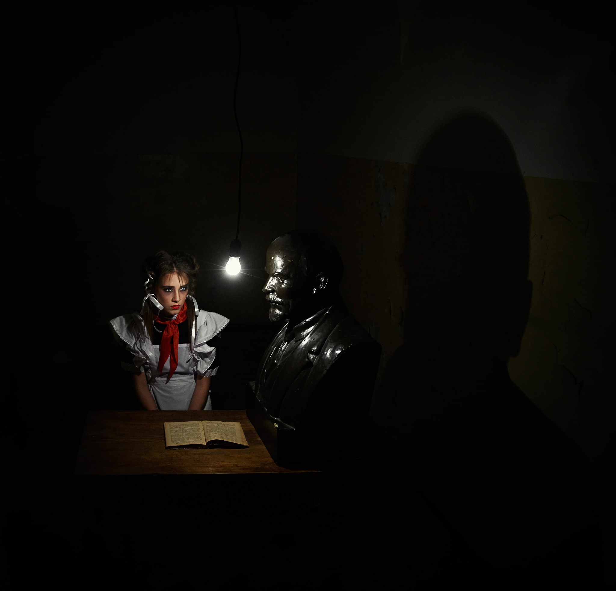 girl, bust, dark room, black, pioneer, schoolgirl, the audience, head, Lenin, young, 1080P, male, HD Wallpaper