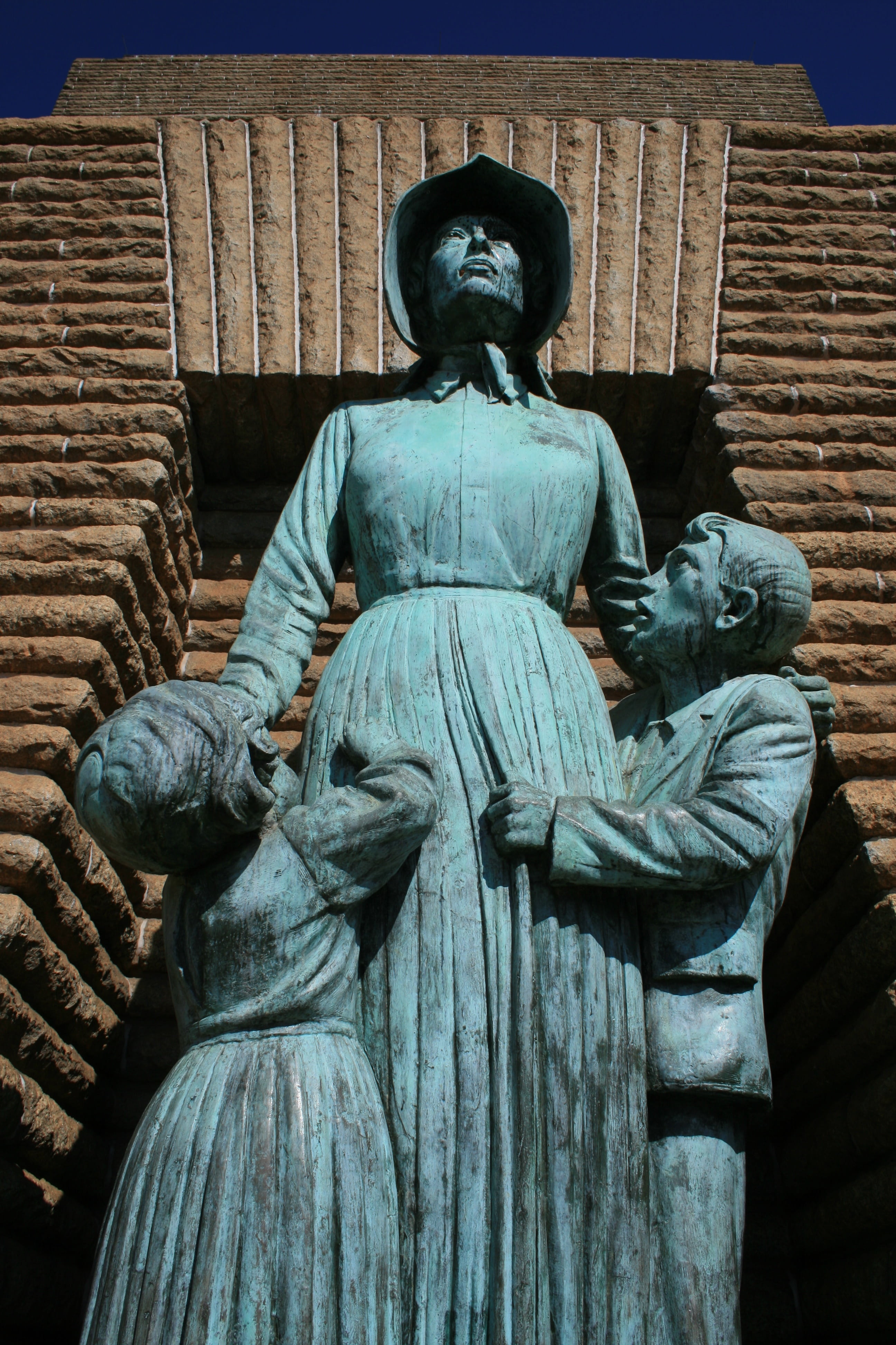 pioneer, woman, travel destinations, bronze, girl, representation, architecture, children, art and craft, statue, voortrekker monument, pioneer statue, Phone HD Wallpaper