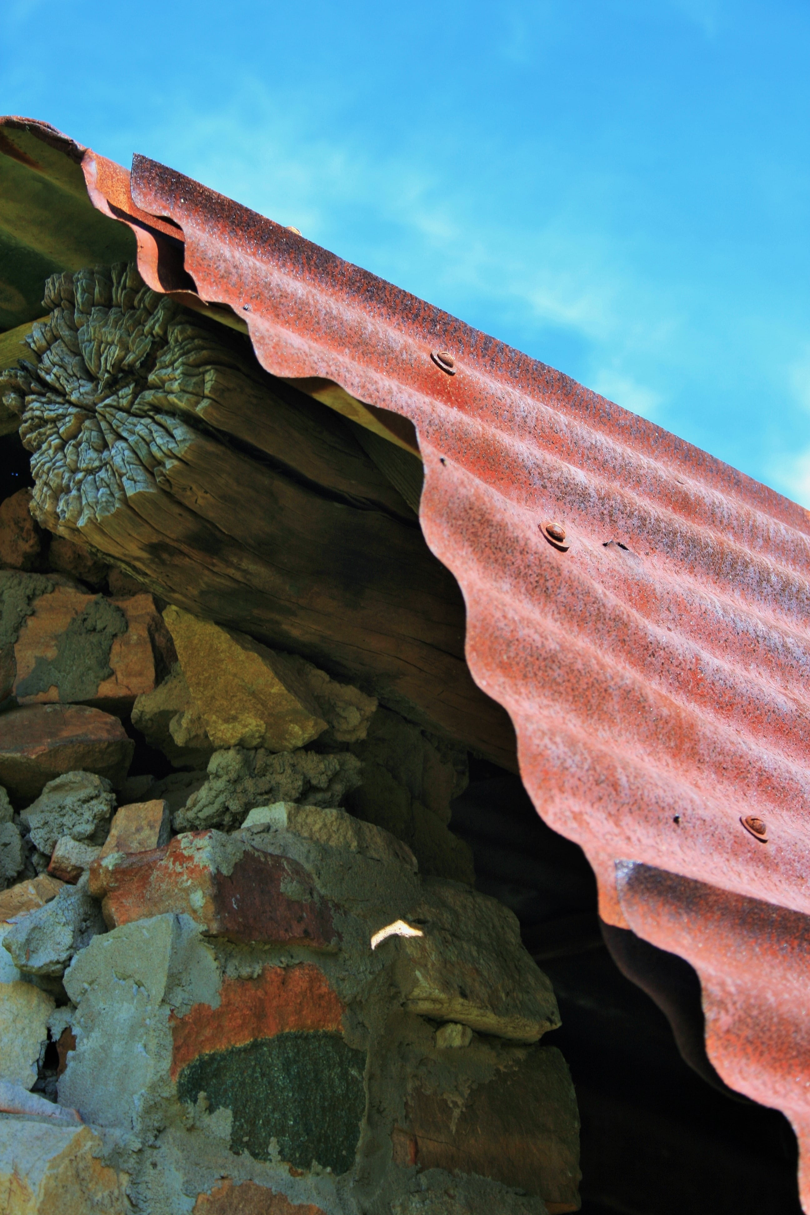 focus on foreground, red, outdoors, low angle view, nature, rusted, eroded, sky, willem prinsloo, plates, crumbling, solid, agriculture farm, building, Phone HD Wallpaper
