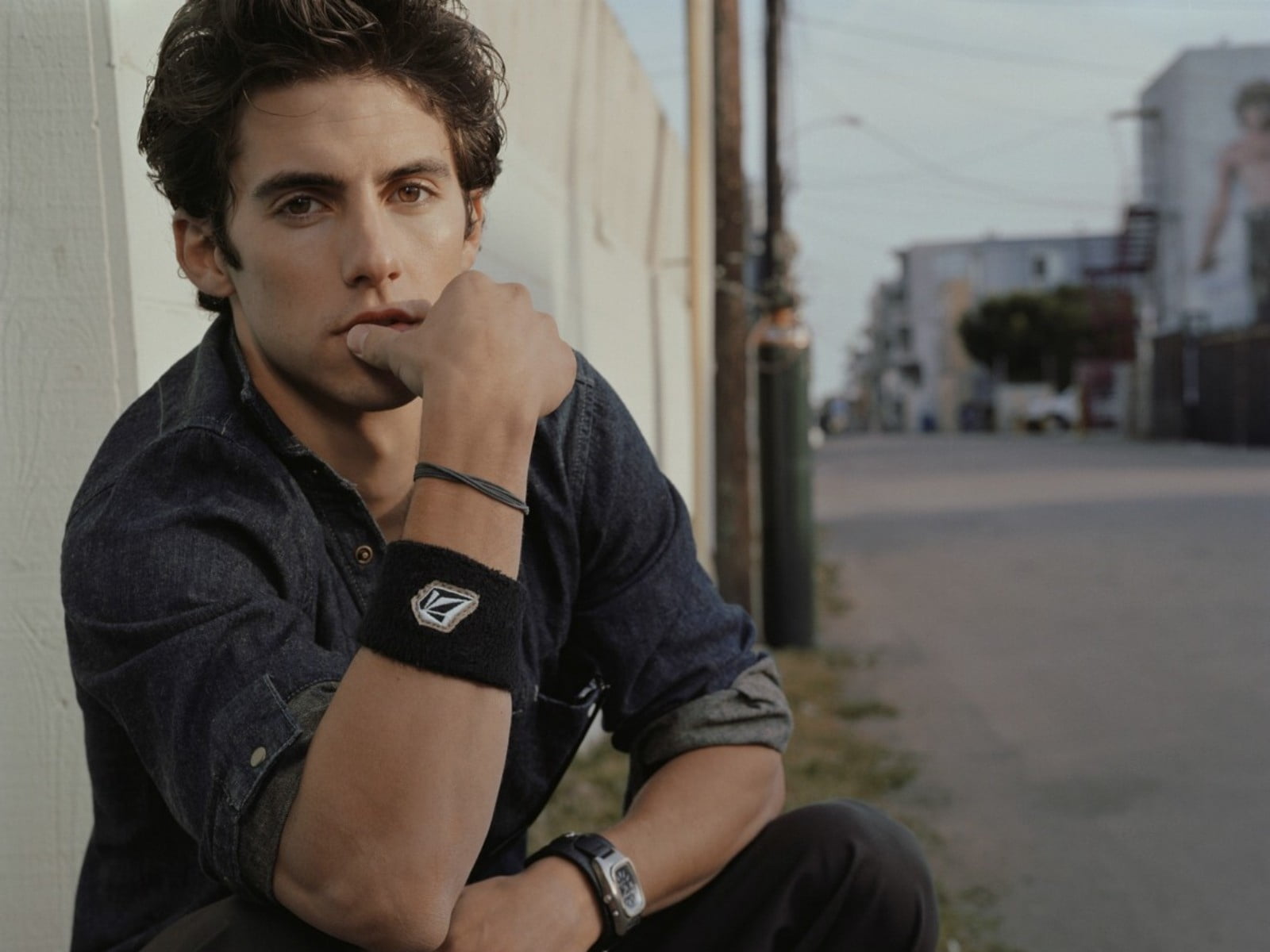 city, hours, denim, contemplation, black, brunette, s, front view, architecture, portrait, looking at camera, focus on foreground, day, 720P, men, casual clothing, HD Wallpaper