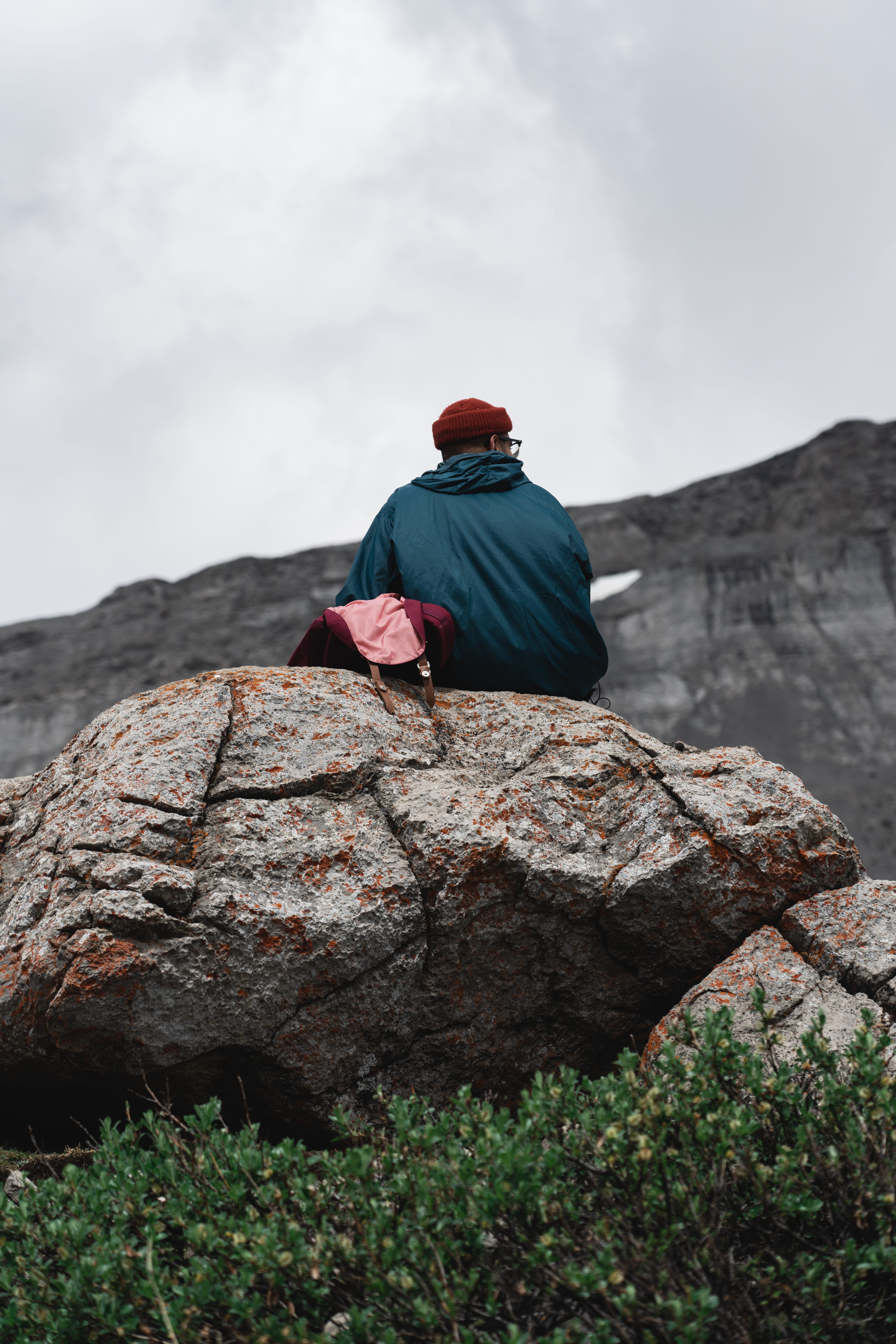rock formation, monolith, background, one person, lifestyles, beauty in nature, cloud - sky, outside, full length, cloud, solid, sitting, jasper, Phone HD Wallpaper