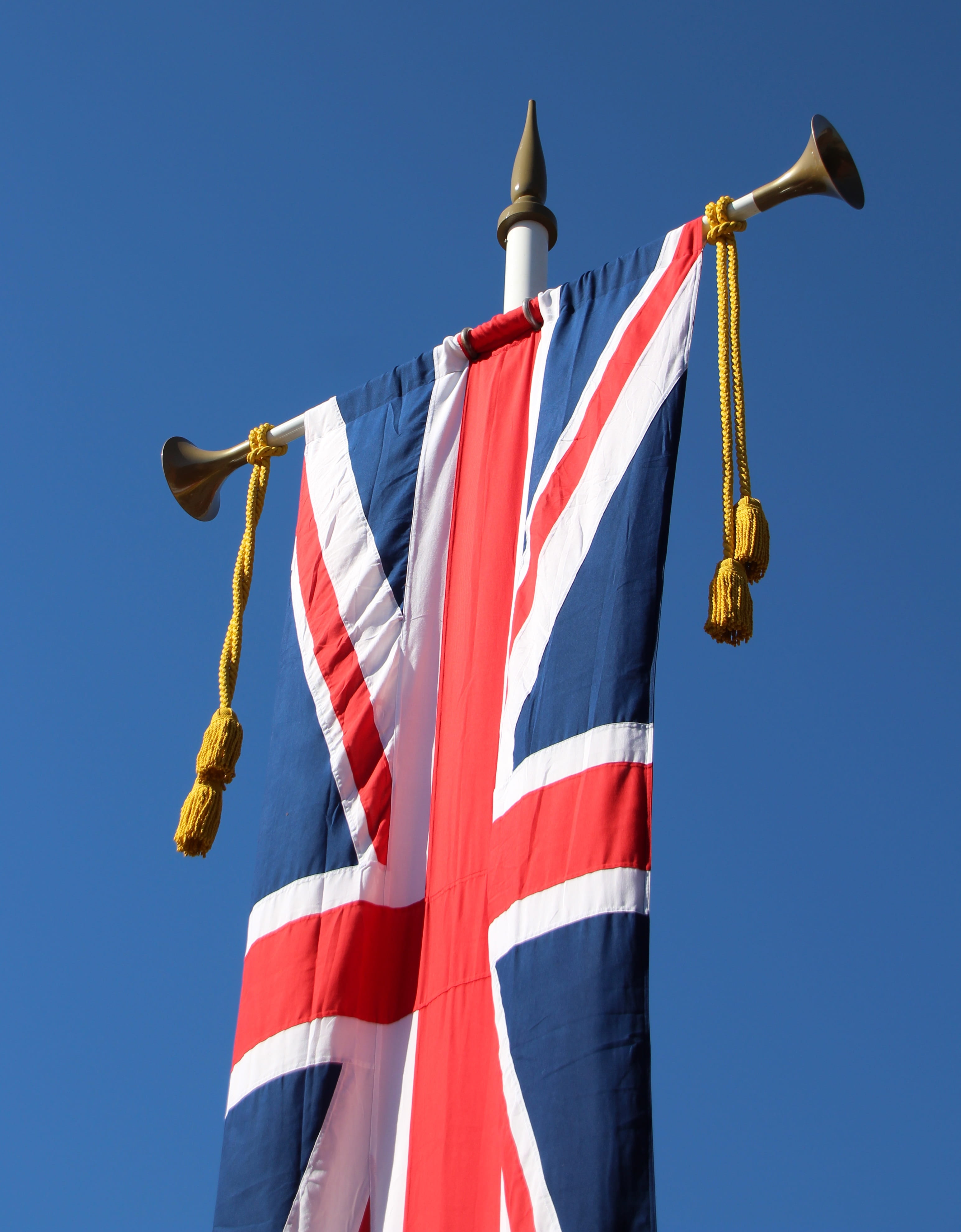 wedding, queen, independence, united kingdom, flag, blue, striped, day, union jack, sunlight, outdoors, national icon, pole, white color, 4K, windsor, Phone HD Wallpaper