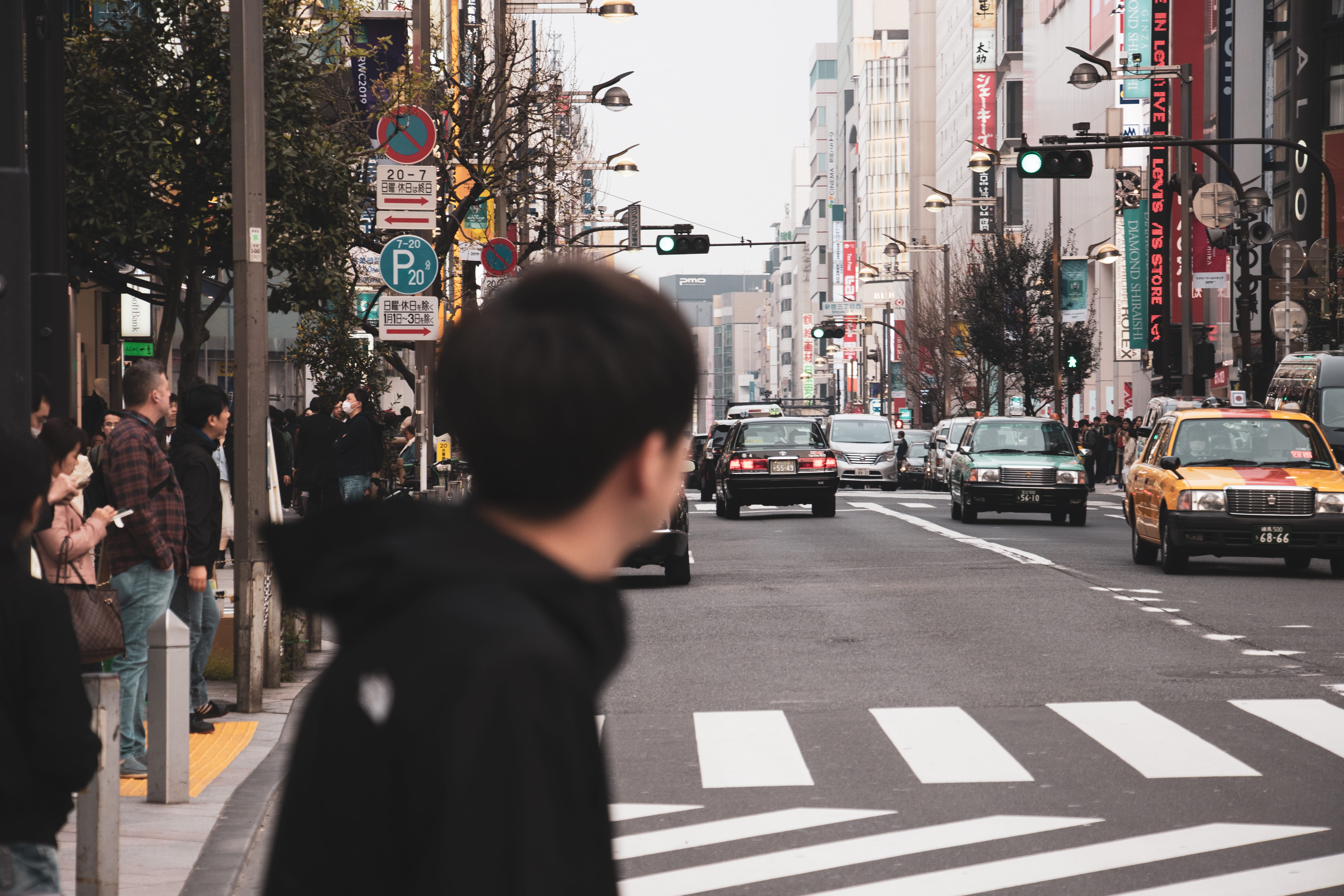 men, mode of transportation, tokyo, leisure activities, lane, city street, vehicle, city, japan, crossing, real people, architecture, city life, transportation, HD Wallpaper