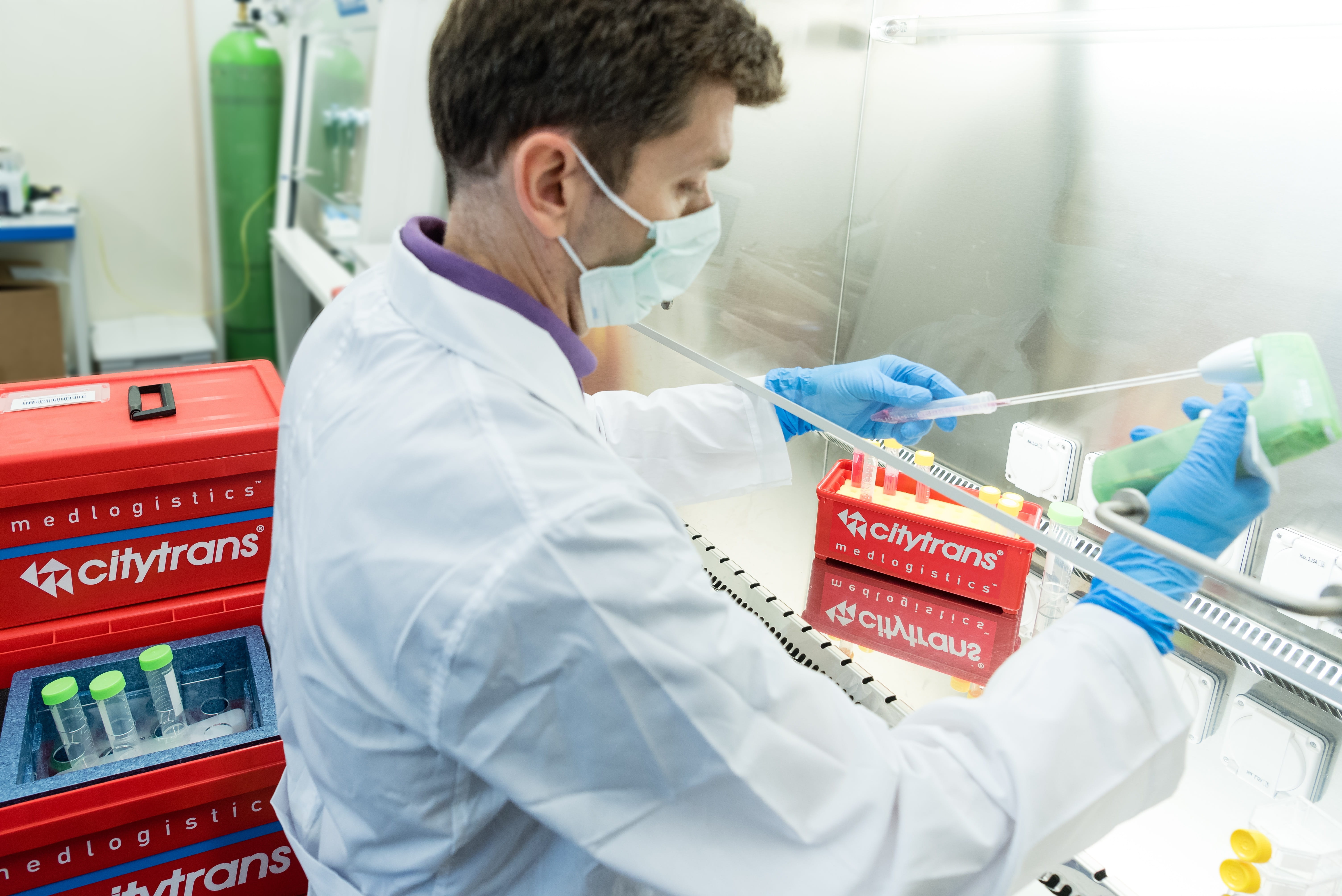 pharmabox, research, container, doctor, mid adult, test tube, healthcare and medicine, education, mouth guard, test, men, laboratory, indoors, working, HD Wallpaper