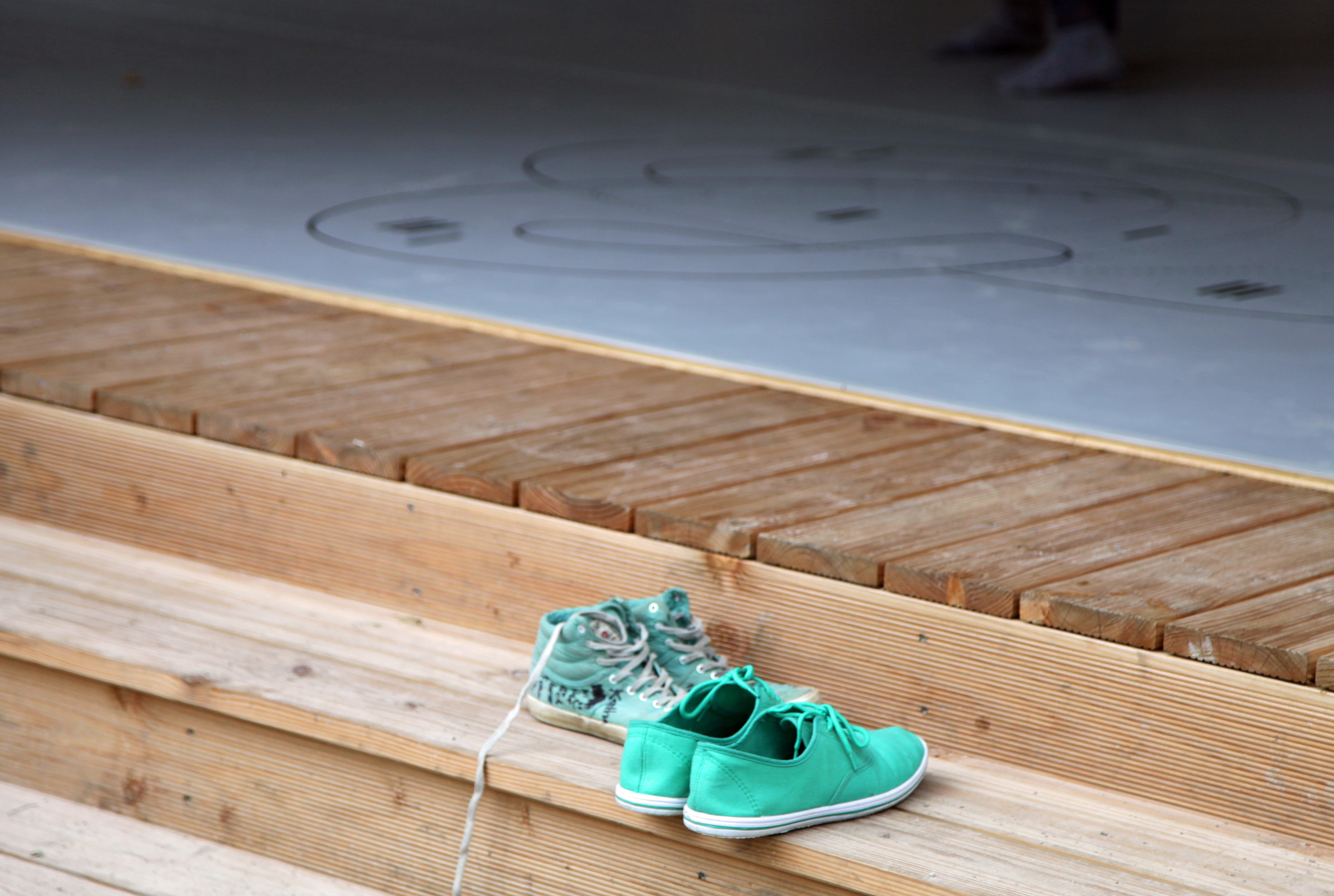 indoors, Mouth Guard, flip-flop, boardwalk, shoe, still life, personal accessory, group of objects, wood - material, 4K, green, blue, relaxation, flooring, HD Wallpaper
