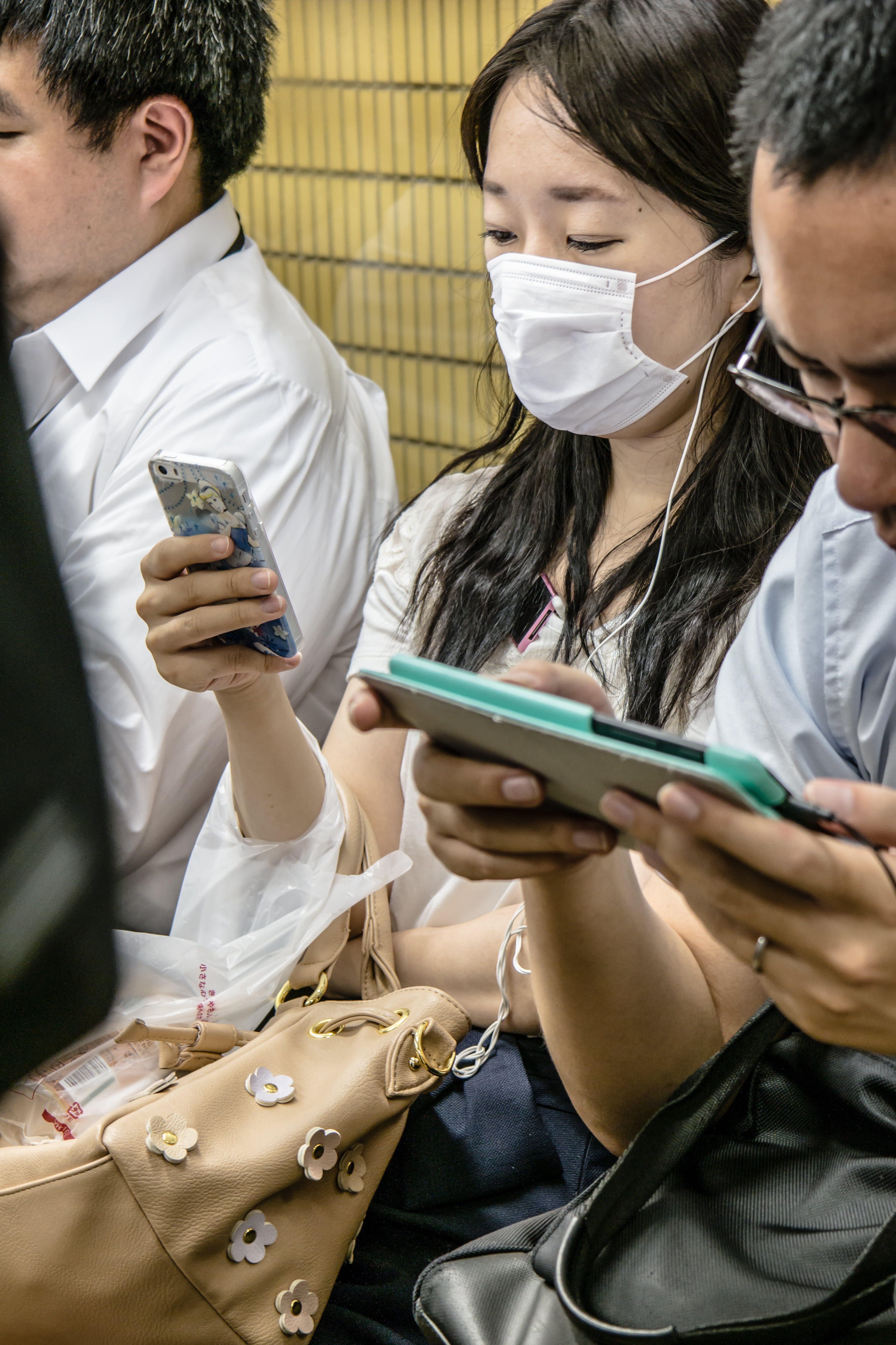 males, woman, boys, holding, japan, ubahn, metro, group of people, mobile phone, mid adult, adult, teenager, men, indoors, wireless technology, communication, Phone HD Wallpaper